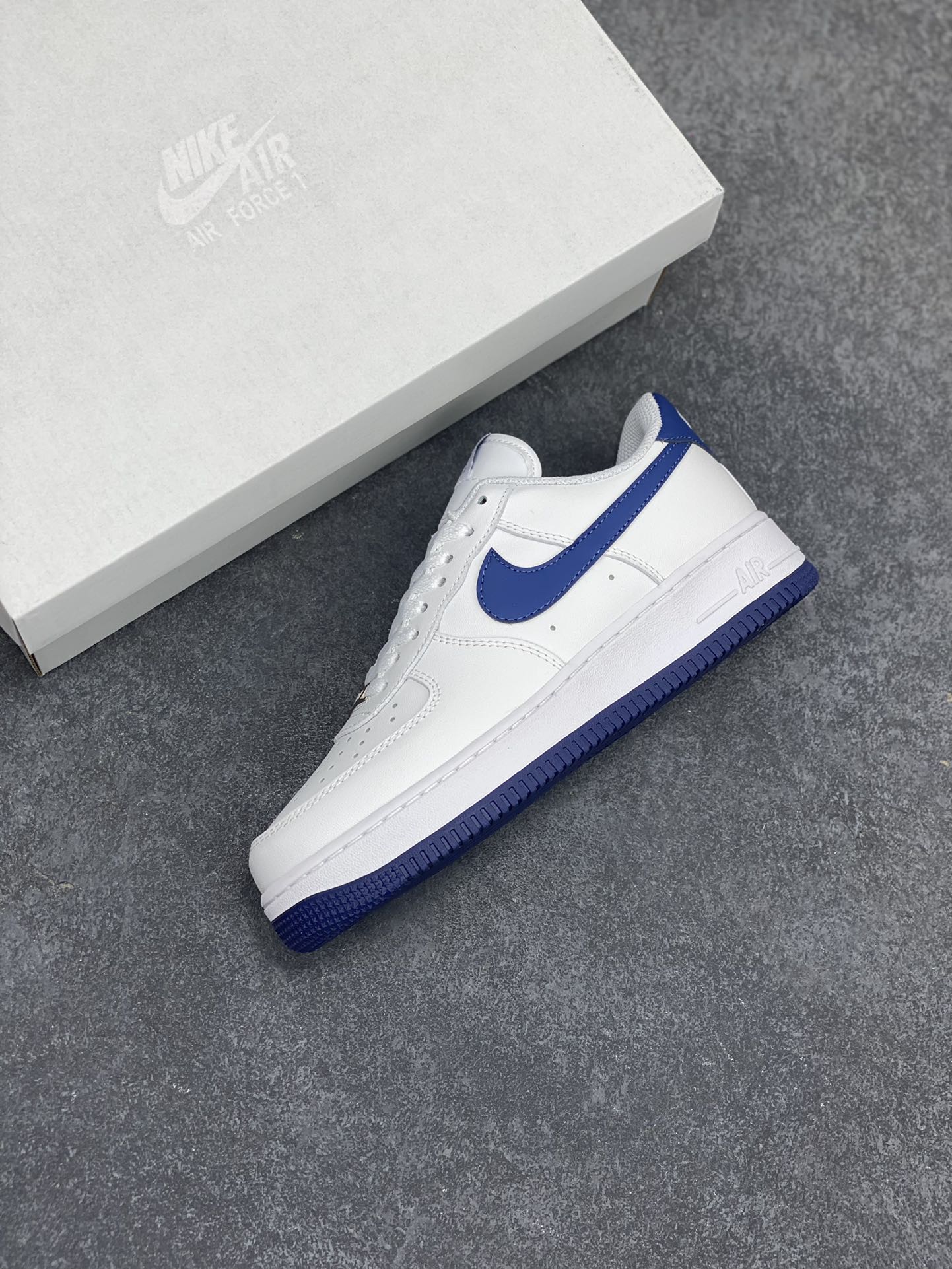 图片[7]-福利特价 Nike Air Force 1 Low 空军一号低帮百搭休闲运动板鞋。柔软、弹性十足的缓震性能和出色的中底设计，横跨复古与现代的外型结合，造就出风靡全球三十多年的Force 1，直到今天还深受青睐。 货号：FJ4146-104 尺码：36 36.5 37.5 38 38.5 39 40 40.5 41 42 42.5 43 44 44.5 45-选品中心