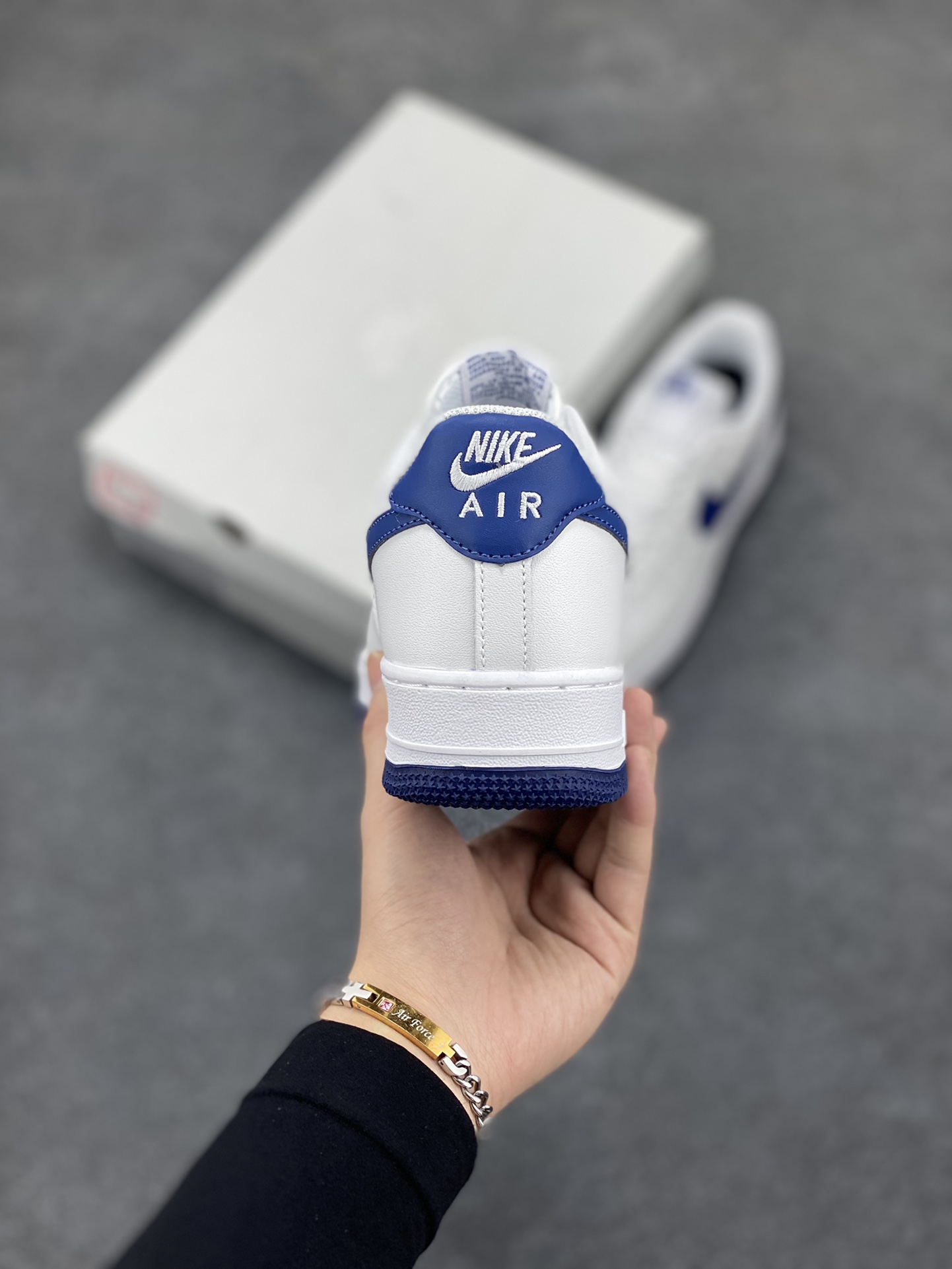 图片[4]-福利特价 Nike Air Force 1 Low 空军一号低帮百搭休闲运动板鞋。柔软、弹性十足的缓震性能和出色的中底设计，横跨复古与现代的外型结合，造就出风靡全球三十多年的Force 1，直到今天还深受青睐。 货号：FJ4146-104 尺码：36 36.5 37.5 38 38.5 39 40 40.5 41 42 42.5 43 44 44.5 45-选品中心