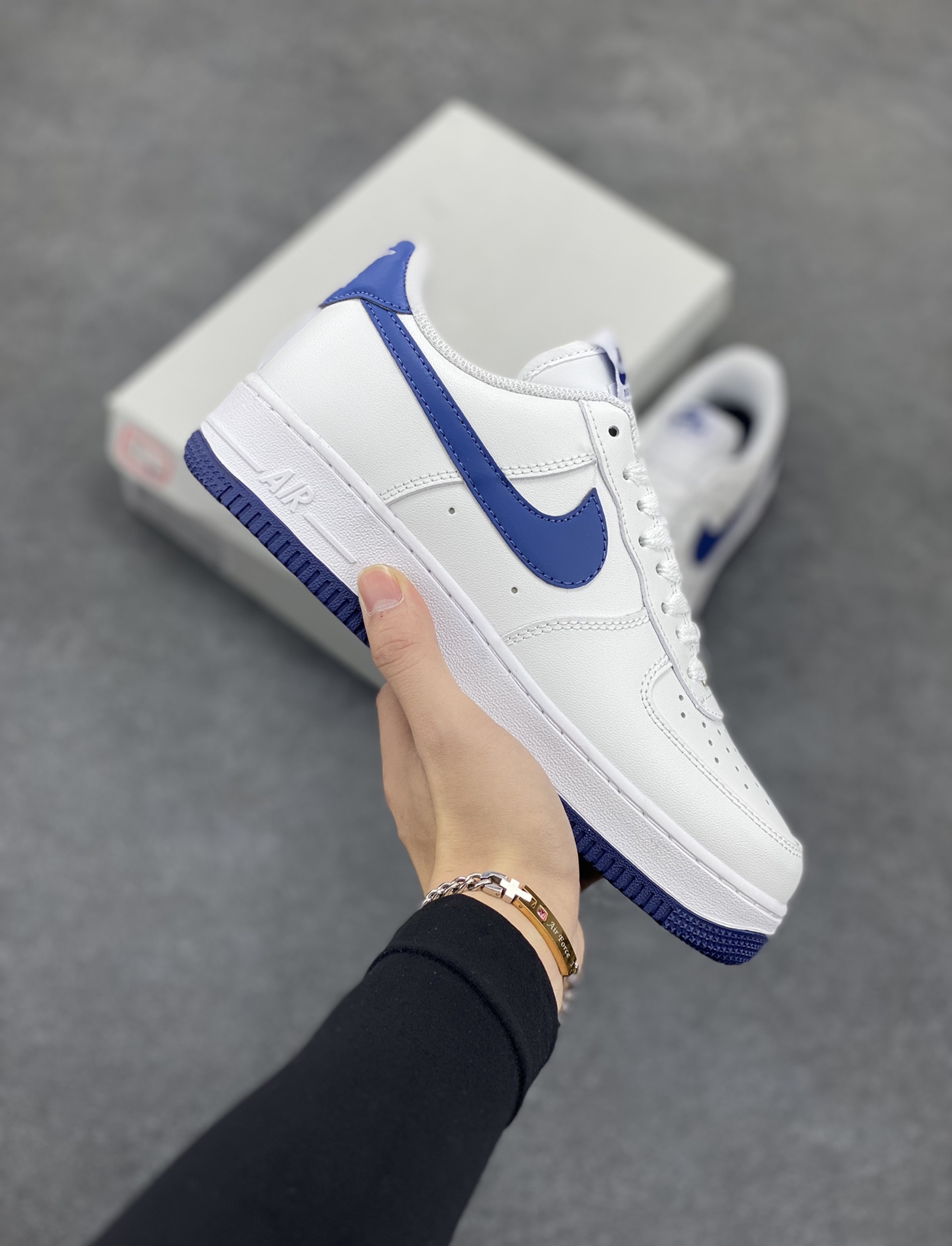 福利特价 Nike Air Force 1 Low 空军一号低帮百搭休闲运动板鞋。柔软、弹性十足的缓震性能和出色的中底设计，横跨复古与现代的外型结合，造就出风靡全球三十多年的Force 1，直到今天还深受青睐。 货号：FJ4146-104 尺码：36 36.5 37.5 38 38.5 39 40 40.5 41 42 42.5 43 44 44.5 45-选品中心