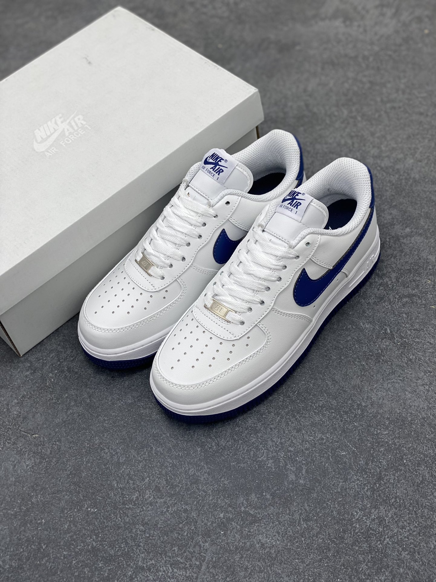 图片[8]-福利特价 Nike Air Force 1 Low 空军一号低帮百搭休闲运动板鞋。柔软、弹性十足的缓震性能和出色的中底设计，横跨复古与现代的外型结合，造就出风靡全球三十多年的Force 1，直到今天还深受青睐。 货号：FJ4146-104 尺码：36 36.5 37.5 38 38.5 39 40 40.5 41 42 42.5 43 44 44.5 45-选品中心
