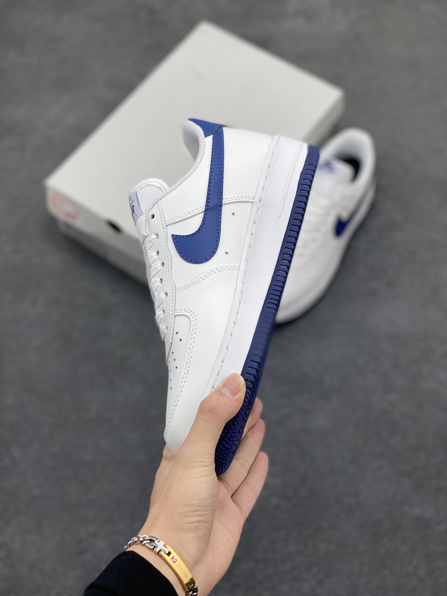 图片[3]-福利特价 Nike Air Force 1 Low 空军一号低帮百搭休闲运动板鞋。柔软、弹性十足的缓震性能和出色的中底设计，横跨复古与现代的外型结合，造就出风靡全球三十多年的Force 1，直到今天还深受青睐。 货号：FJ4146-104 尺码：36 36.5 37.5 38 38.5 39 40 40.5 41 42 42.5 43 44 44.5 45-选品中心
