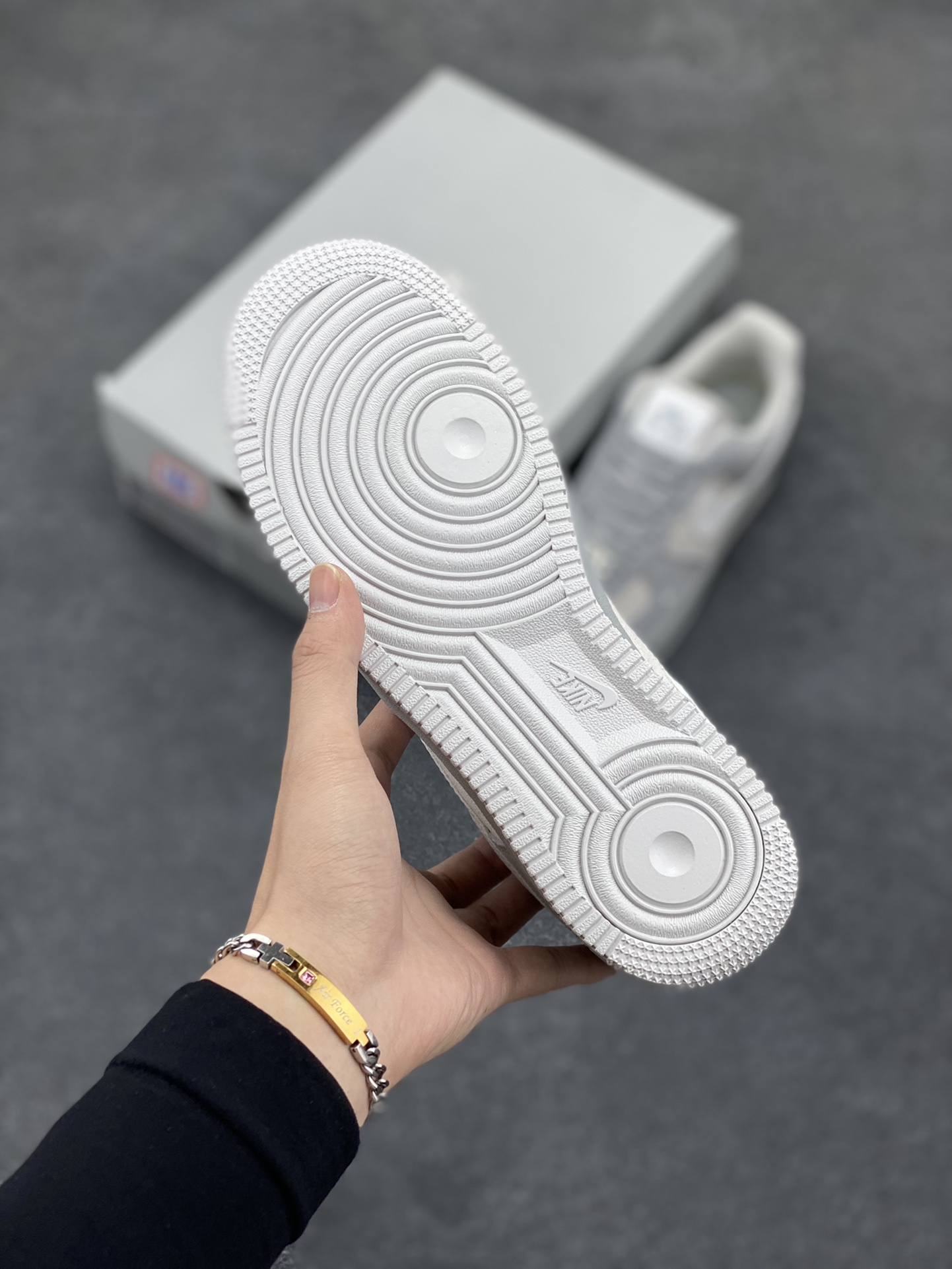 图片[5]-Air Force 1\’ 07 黑灰 原楦头原纸板 打造纯正空军版型 专注外贸渠道 全掌内置蜂窝气垫 #原盒配件 原厂中底钢印、拉帮完美 货号：HV3876-077 尺码：36 36.5 37.5 38 38.5 39 40 40.5 41 42 42.5 43 44 44.5 45-选品中心