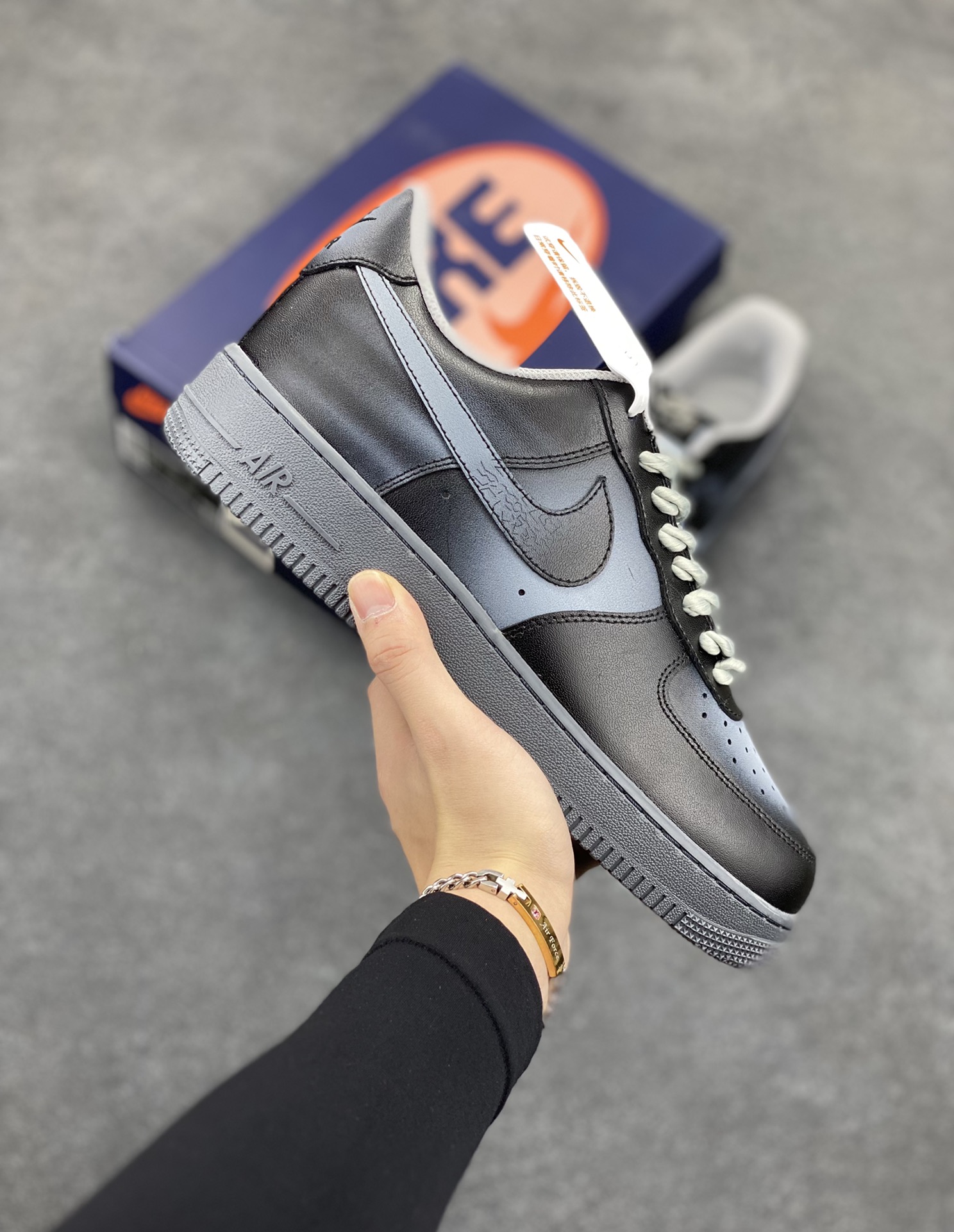 “暗夜风暴”Nike Air Force 1 “Night Storm”空军一号定制低帮秋冬板鞋 设计灵感来源于暗夜风暴的恐怖感,夜幕如一块沉重的黑布,严严实实地笼罩着大地。狂风在这无尽的黑暗中肆意呼啸,似一头愤怒的史前巨兽,宣泄着它的狂暴与力量 货号:YD2425-101 尺码:36 36.5 37.5 38 38.5 39 40 40.5 41 42 42.5 43 44 44.5 45-选品中心