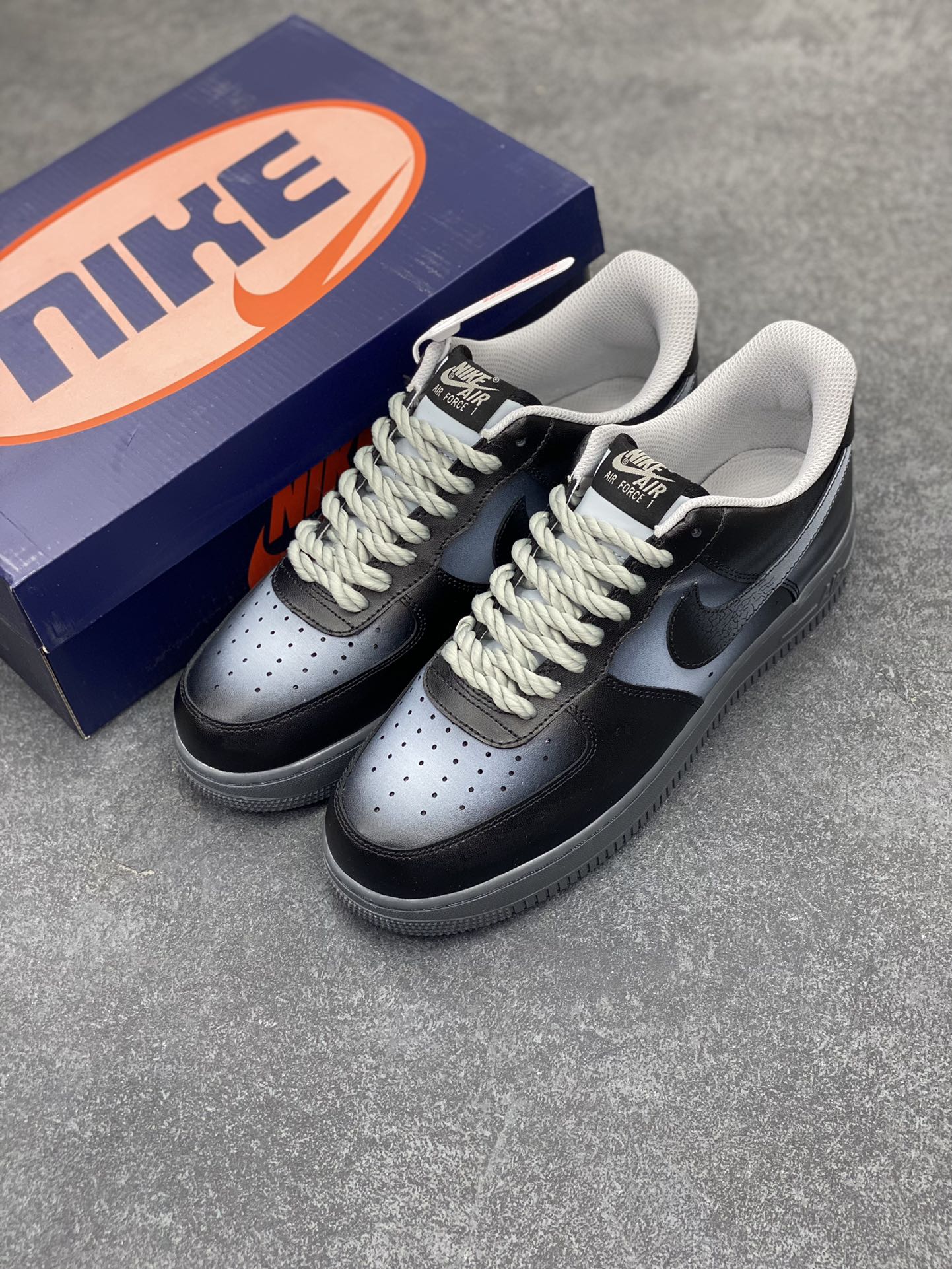 图片[8]-“暗夜风暴”Nike Air Force 1 “Night Storm”空军一号定制低帮秋冬板鞋 设计灵感来源于暗夜风暴的恐怖感，夜幕如一块沉重的黑布，严严实实地笼罩着大地。狂风在这无尽的黑暗中肆意呼啸，似一头愤怒的史前巨兽，宣泄着它的狂暴与力量 货号：YD2425-101 尺码：36 36.5 37.5 38 38.5 39 40 40.5 41 42 42.5 43 44 44.5 45-选品中心