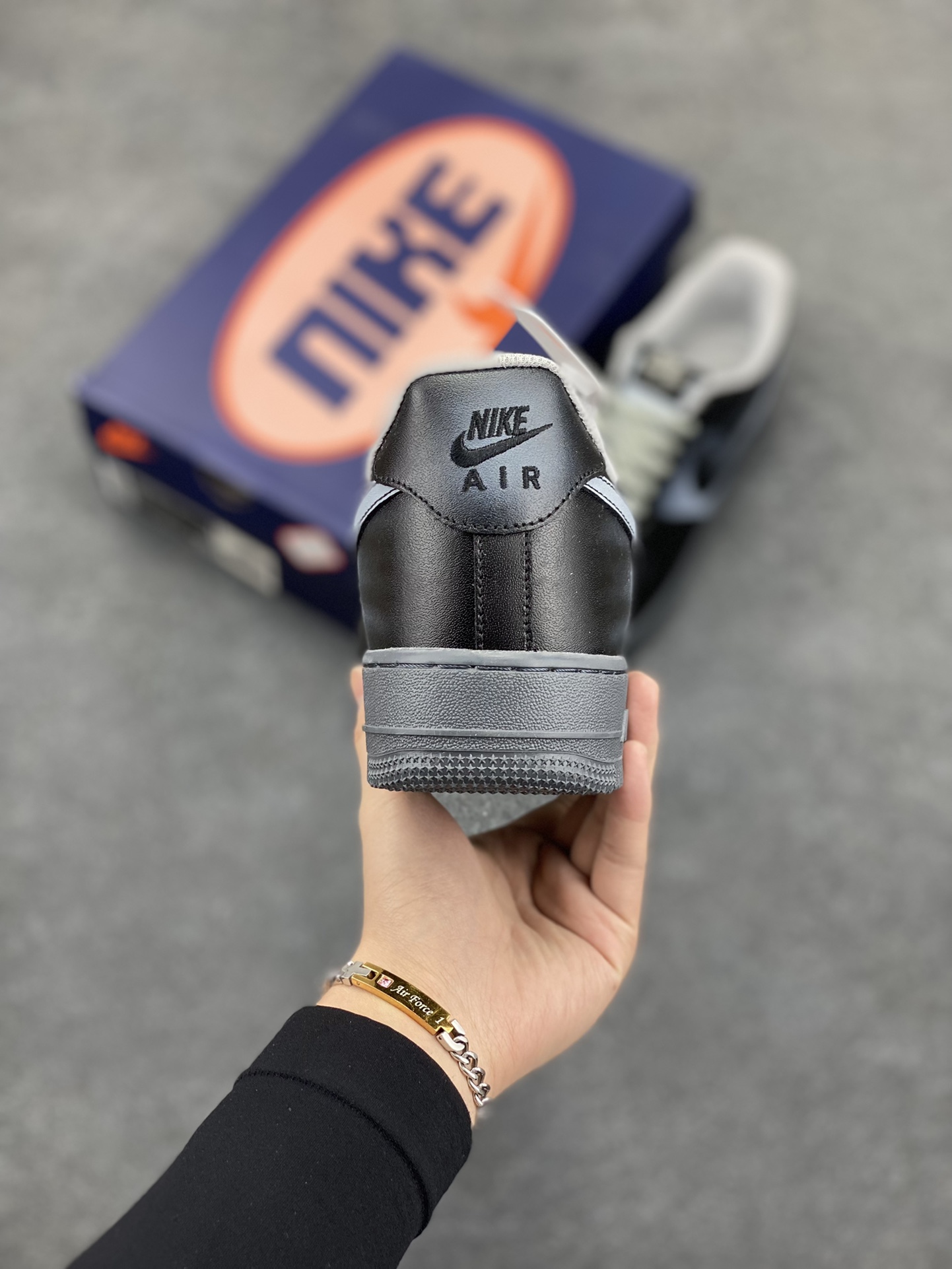 图片[4]-“暗夜风暴”Nike Air Force 1 “Night Storm”空军一号定制低帮秋冬板鞋 设计灵感来源于暗夜风暴的恐怖感，夜幕如一块沉重的黑布，严严实实地笼罩着大地。狂风在这无尽的黑暗中肆意呼啸，似一头愤怒的史前巨兽，宣泄着它的狂暴与力量 货号：YD2425-101 尺码：36 36.5 37.5 38 38.5 39 40 40.5 41 42 42.5 43 44 44.5 45-选品中心