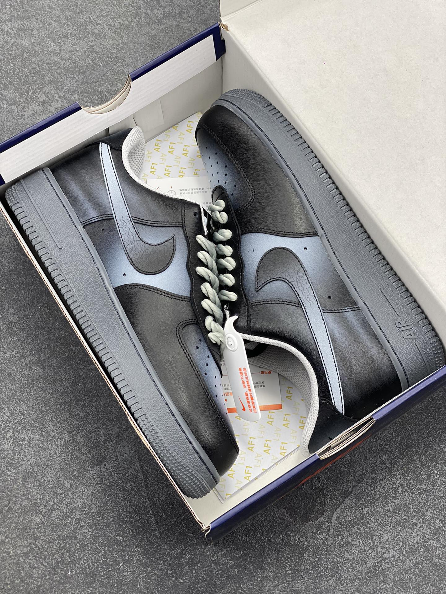 图片[9]-“暗夜风暴”Nike Air Force 1 “Night Storm”空军一号定制低帮秋冬板鞋 设计灵感来源于暗夜风暴的恐怖感，夜幕如一块沉重的黑布，严严实实地笼罩着大地。狂风在这无尽的黑暗中肆意呼啸，似一头愤怒的史前巨兽，宣泄着它的狂暴与力量 货号：YD2425-101 尺码：36 36.5 37.5 38 38.5 39 40 40.5 41 42 42.5 43 44 44.5 45-选品中心