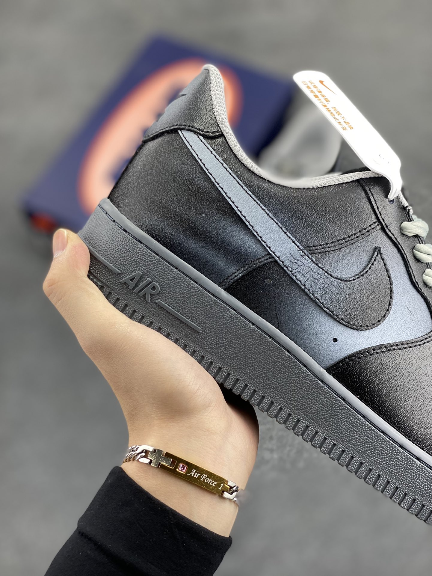 图片[6]-“暗夜风暴”Nike Air Force 1 “Night Storm”空军一号定制低帮秋冬板鞋 设计灵感来源于暗夜风暴的恐怖感，夜幕如一块沉重的黑布，严严实实地笼罩着大地。狂风在这无尽的黑暗中肆意呼啸，似一头愤怒的史前巨兽，宣泄着它的狂暴与力量 货号：YD2425-101 尺码：36 36.5 37.5 38 38.5 39 40 40.5 41 42 42.5 43 44 44.5 45-选品中心