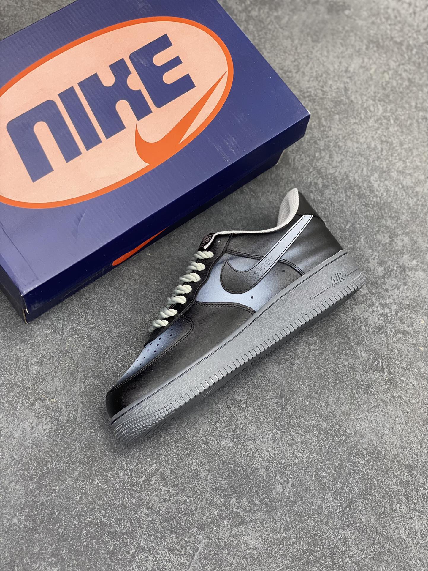 图片[7]-“暗夜风暴”Nike Air Force 1 “Night Storm”空军一号定制低帮秋冬板鞋 设计灵感来源于暗夜风暴的恐怖感，夜幕如一块沉重的黑布，严严实实地笼罩着大地。狂风在这无尽的黑暗中肆意呼啸，似一头愤怒的史前巨兽，宣泄着它的狂暴与力量 货号：YD2425-101 尺码：36 36.5 37.5 38 38.5 39 40 40.5 41 42 42.5 43 44 44.5 45-选品中心