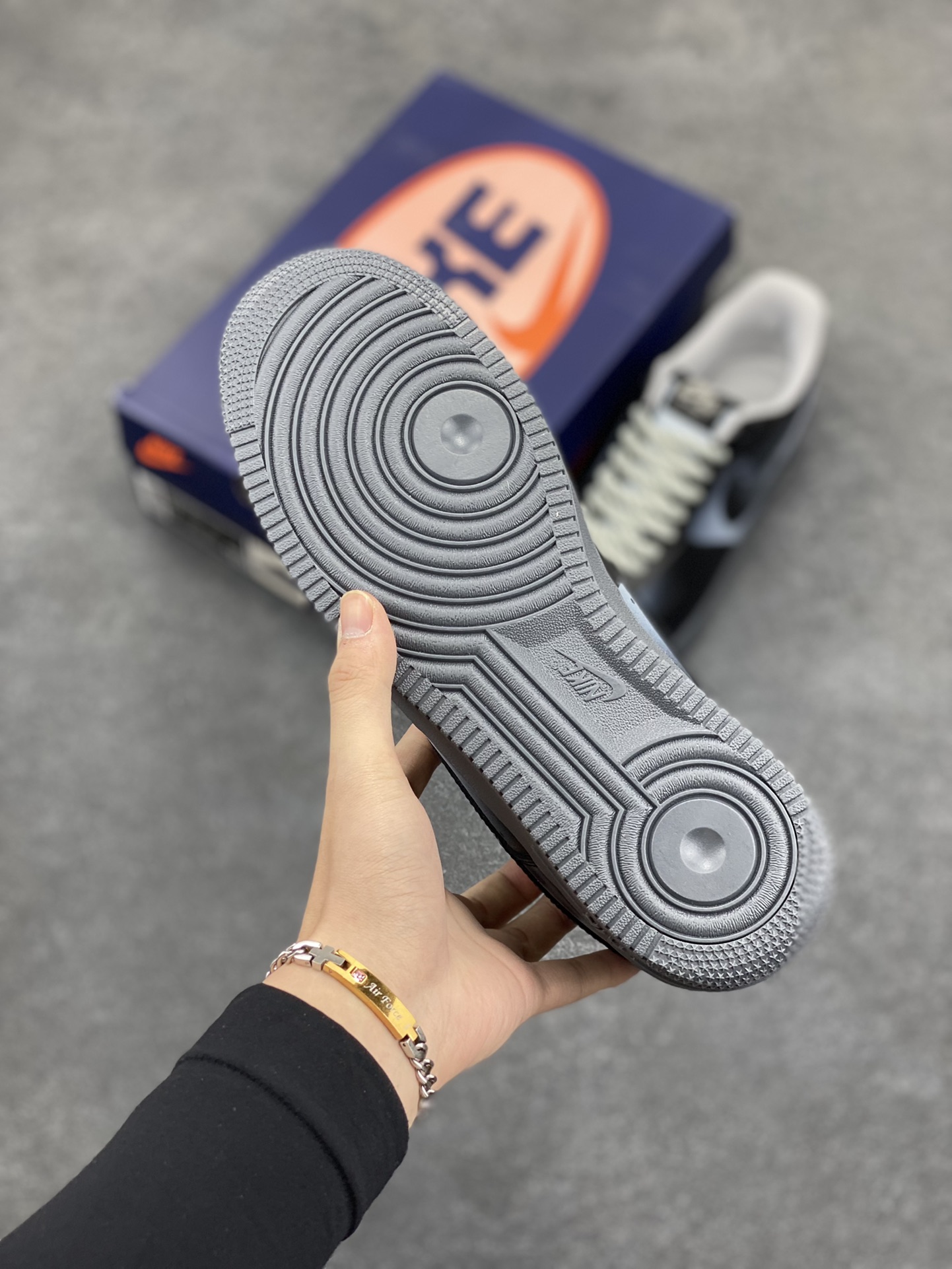 图片[5]-“暗夜风暴”Nike Air Force 1 “Night Storm”空军一号定制低帮秋冬板鞋 设计灵感来源于暗夜风暴的恐怖感，夜幕如一块沉重的黑布，严严实实地笼罩着大地。狂风在这无尽的黑暗中肆意呼啸，似一头愤怒的史前巨兽，宣泄着它的狂暴与力量 货号：YD2425-101 尺码：36 36.5 37.5 38 38.5 39 40 40.5 41 42 42.5 43 44 44.5 45-选品中心