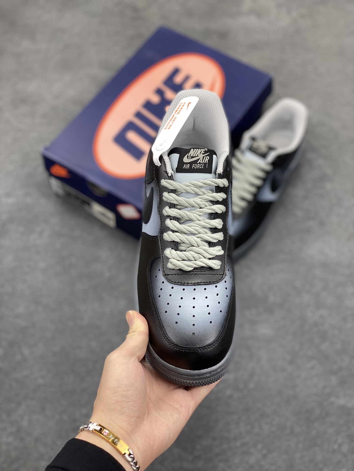 图片[2]-“暗夜风暴”Nike Air Force 1 “Night Storm”空军一号定制低帮秋冬板鞋 设计灵感来源于暗夜风暴的恐怖感，夜幕如一块沉重的黑布，严严实实地笼罩着大地。狂风在这无尽的黑暗中肆意呼啸，似一头愤怒的史前巨兽，宣泄着它的狂暴与力量 货号：YD2425-101 尺码：36 36.5 37.5 38 38.5 39 40 40.5 41 42 42.5 43 44 44.5 45-选品中心