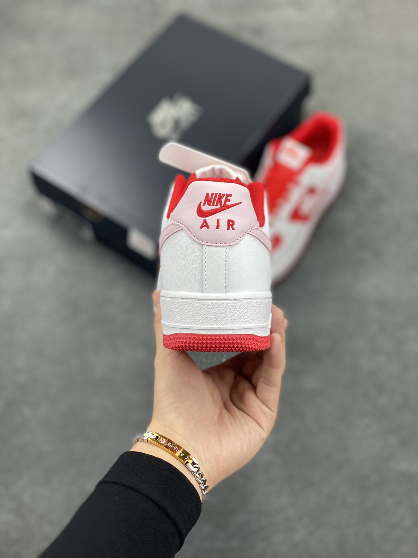 图片[4]-Nk Air Force 1\’07 Low 米红情人节 空军一号低帮休闲板鞋 原楦头原纸板 打造纯正空军版型#专注外贸渠道 全掌内置蜂窝气垫 #原盒配件 原厂中底钢印、拉帮完美 货号：HV5165-121 尺码：36 36.5 37.5 38 38.5 39 40 40.5 41 42 42.5 43 44 44.5 45-选品中心