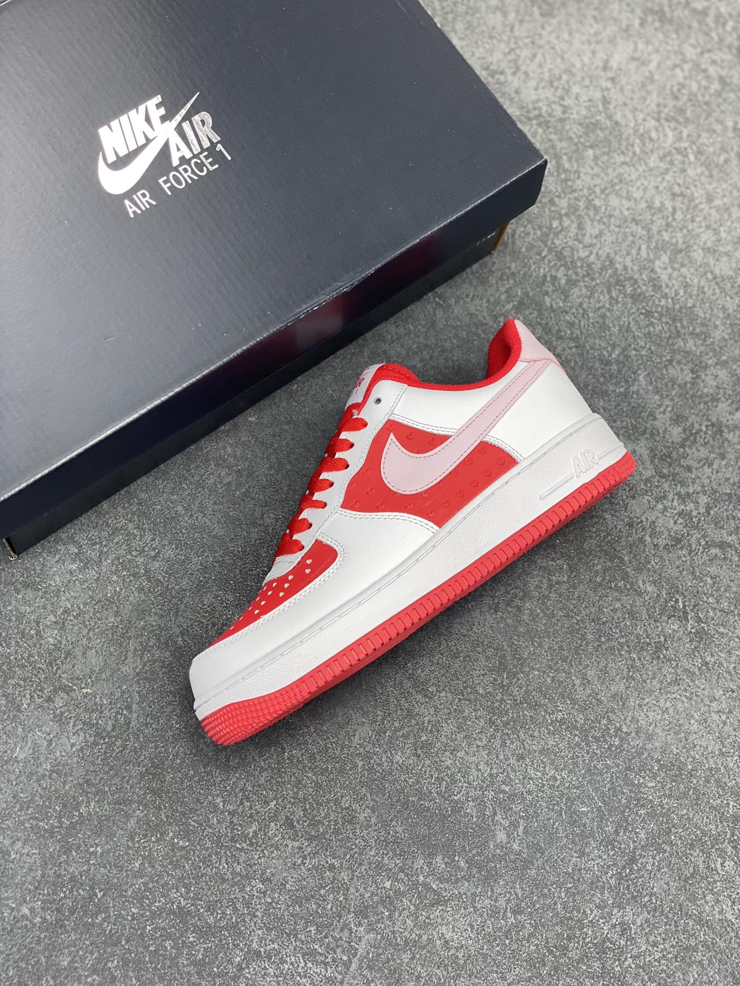 图片[7]-Nk Air Force 1\’07 Low 米红情人节 空军一号低帮休闲板鞋 原楦头原纸板 打造纯正空军版型#专注外贸渠道 全掌内置蜂窝气垫 #原盒配件 原厂中底钢印、拉帮完美 货号：HV5165-121 尺码：36 36.5 37.5 38 38.5 39 40 40.5 41 42 42.5 43 44 44.5 45-选品中心