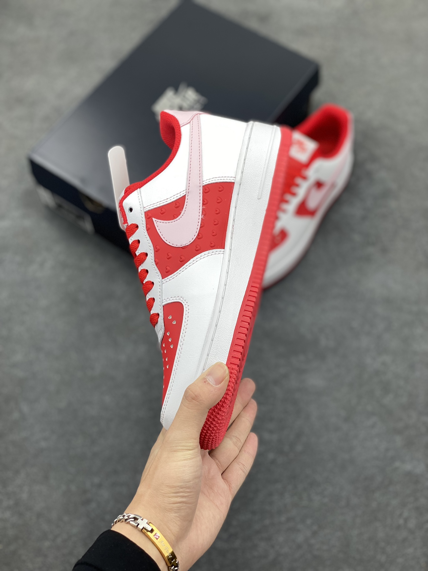 图片[3]-Nk Air Force 1\’07 Low 米红情人节 空军一号低帮休闲板鞋 原楦头原纸板 打造纯正空军版型#专注外贸渠道 全掌内置蜂窝气垫 #原盒配件 原厂中底钢印、拉帮完美 货号：HV5165-121 尺码：36 36.5 37.5 38 38.5 39 40 40.5 41 42 42.5 43 44 44.5 45-选品中心