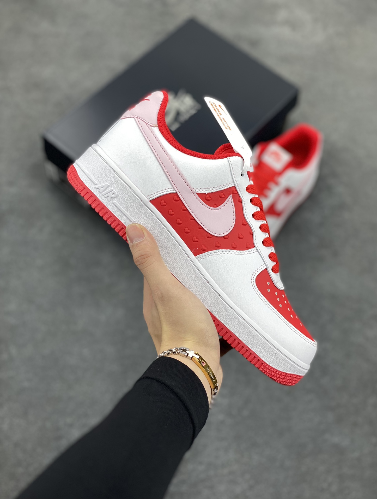 Nk Air Force 1\'07 Low 米红情人节 空军一号低帮休闲板鞋 原楦头原纸板 打造纯正空军版型#专注外贸渠道 全掌内置蜂窝气垫 #原盒配件 原厂中底钢印、拉帮完美 货号：HV5165-121 尺码：36 36.5 37.5 38 38.5 39 40 40.5 41 42 42.5 43 44 44.5 45-选品中心
