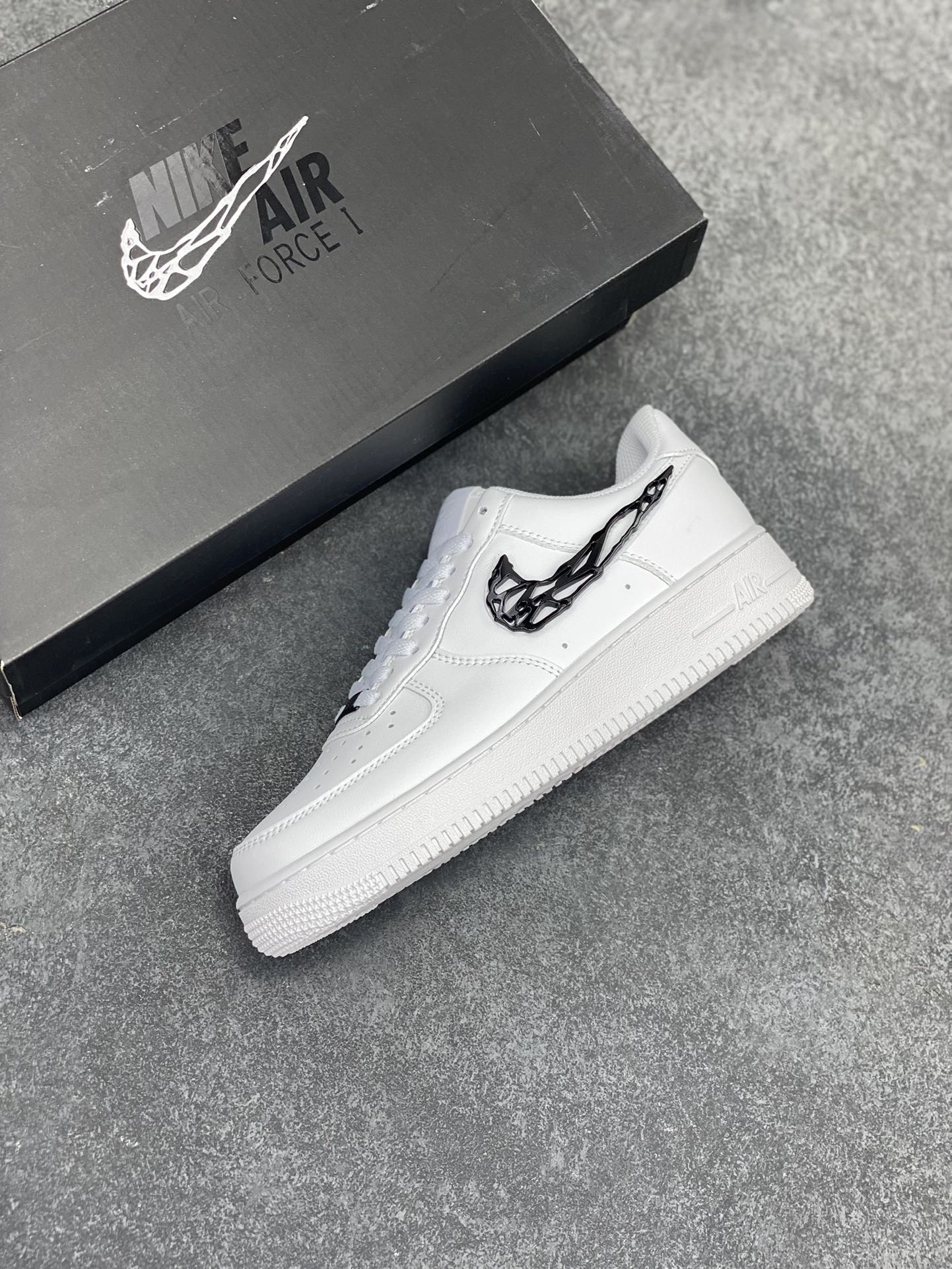 图片[7]-Nike Air Force 1 Low 毒液 空军一号低帮运动休闲板鞋 原楦头原纸板 打造纯正空军版型 专注外贸渠道 全掌内置蜂窝气垫 原盒配件 原厂中底钢印、拉帮完美 货号：IF1686-101 尺码：36 36.5 37.5 38 38.5 39 40 40.5 41 42 42.5 43 44 44.5 45-选品中心