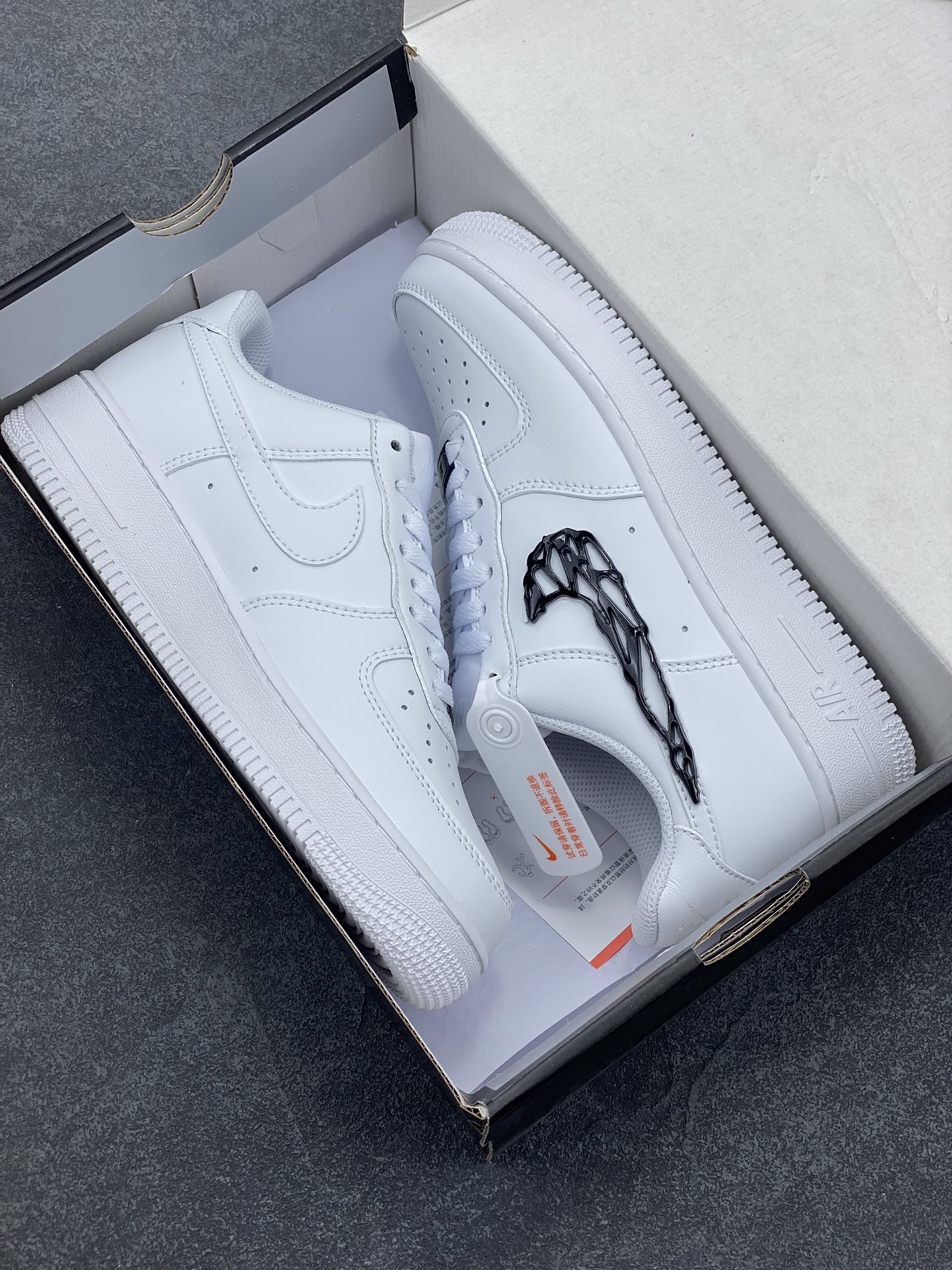 图片[9]-Nike Air Force 1 Low 毒液 空军一号低帮运动休闲板鞋 原楦头原纸板 打造纯正空军版型 专注外贸渠道 全掌内置蜂窝气垫 原盒配件 原厂中底钢印、拉帮完美 货号：IF1686-101 尺码：36 36.5 37.5 38 38.5 39 40 40.5 41 42 42.5 43 44 44.5 45-选品中心