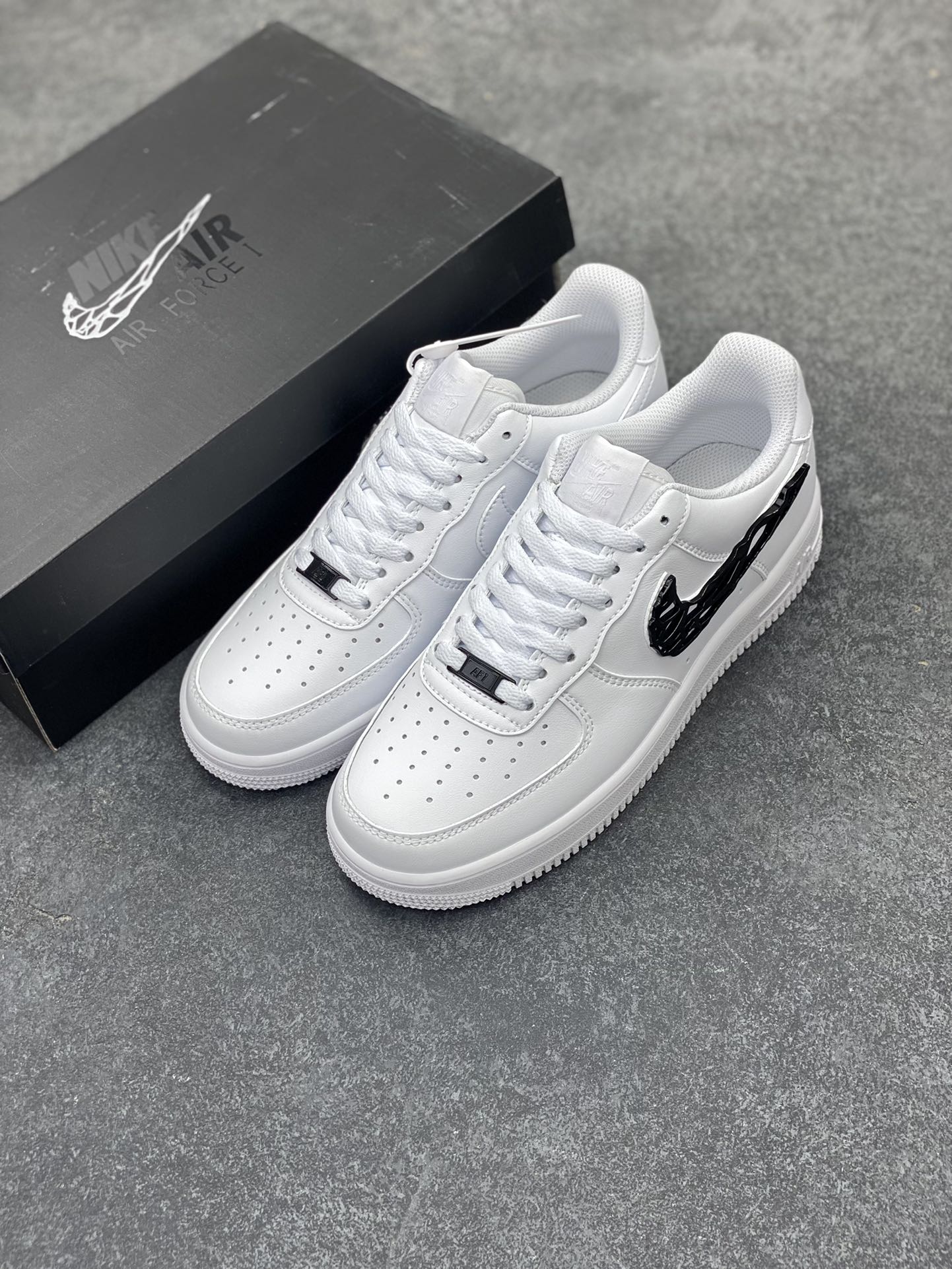 图片[8]-Nike Air Force 1 Low 毒液 空军一号低帮运动休闲板鞋 原楦头原纸板 打造纯正空军版型 专注外贸渠道 全掌内置蜂窝气垫 原盒配件 原厂中底钢印、拉帮完美 货号：IF1686-101 尺码：36 36.5 37.5 38 38.5 39 40 40.5 41 42 42.5 43 44 44.5 45-选品中心