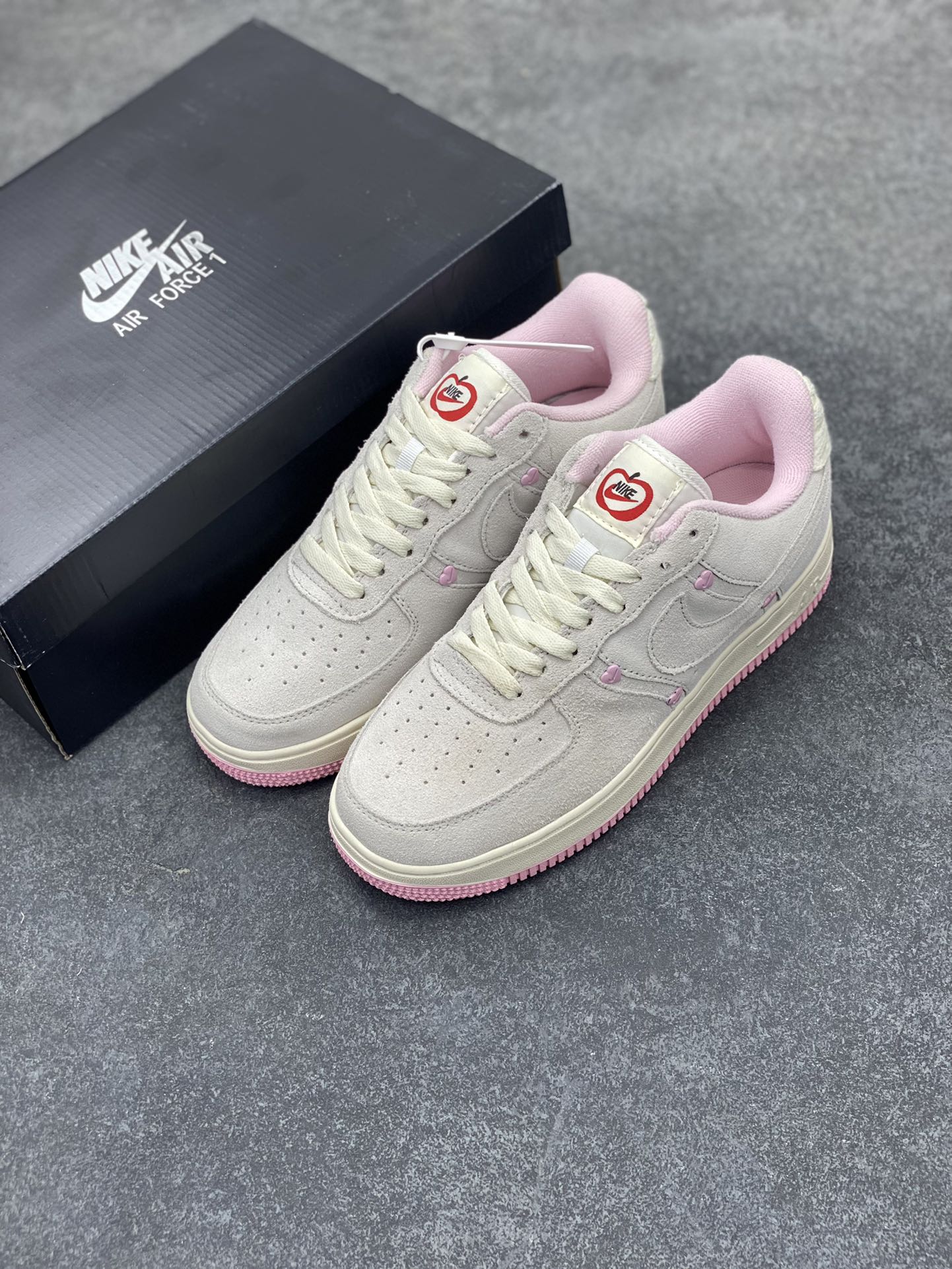 图片[8]-Nike Air Force 1 Low 空军一号低帮百搭休闲运动板鞋。柔软、弹性十足的缓震性能和出色的中底设计，横跨复古与现代的外型结合，造就出风靡全球三十多年的Force 1，直到今天还深受青睐。 货号：HV5992-111 尺码：36 36.5 37.5 38 38.5 39 40 40.5 41 42 42.5 43 44 44.5 45-选品中心