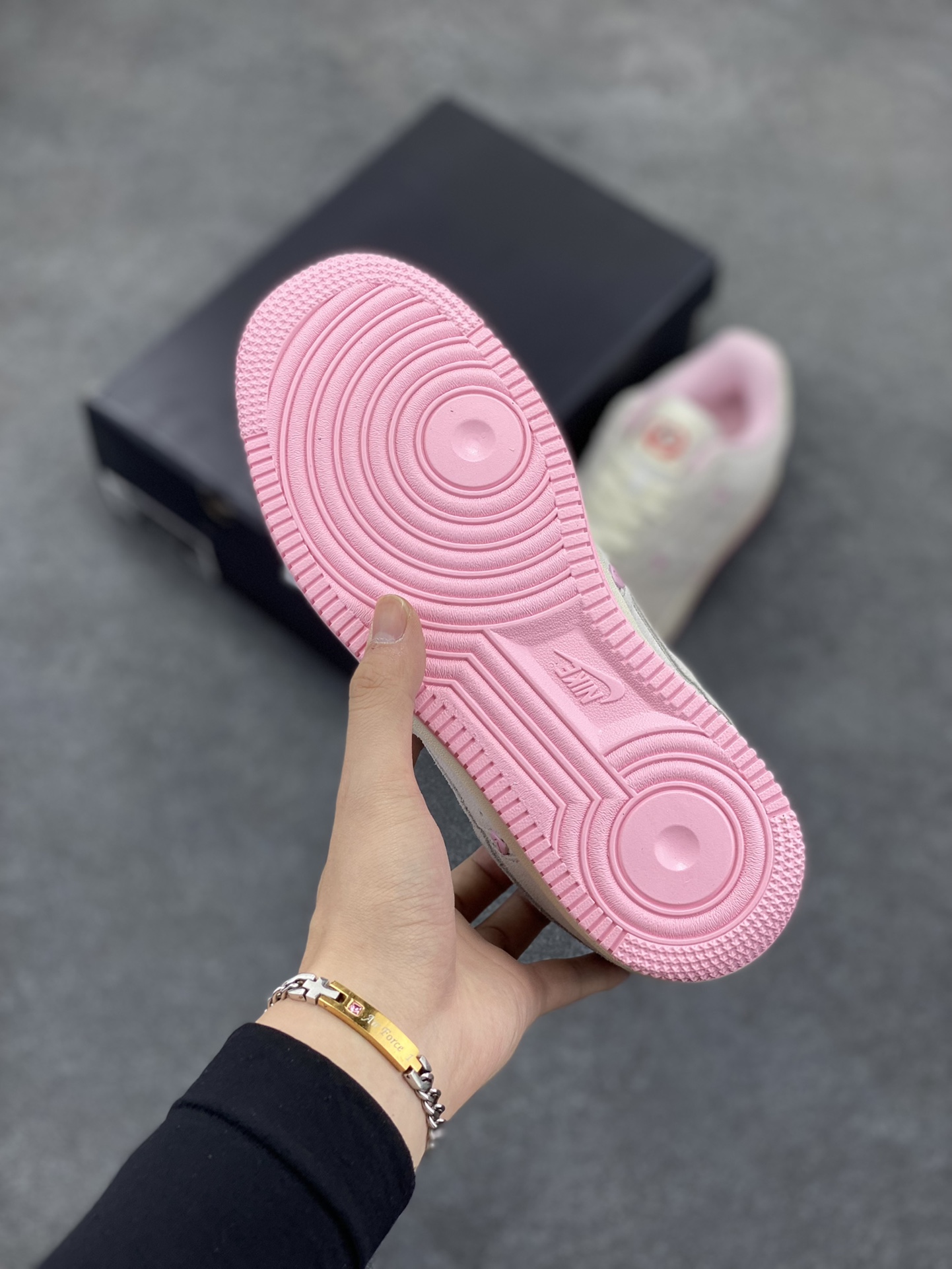 图片[5]-Nike Air Force 1 Low 空军一号低帮百搭休闲运动板鞋。柔软、弹性十足的缓震性能和出色的中底设计，横跨复古与现代的外型结合，造就出风靡全球三十多年的Force 1，直到今天还深受青睐。 货号：HV5992-111 尺码：36 36.5 37.5 38 38.5 39 40 40.5 41 42 42.5 43 44 44.5 45-选品中心