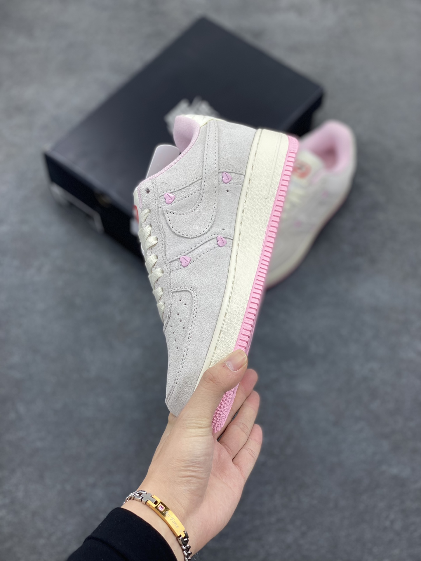 图片[3]-Nike Air Force 1 Low 空军一号低帮百搭休闲运动板鞋。柔软、弹性十足的缓震性能和出色的中底设计，横跨复古与现代的外型结合，造就出风靡全球三十多年的Force 1，直到今天还深受青睐。 货号：HV5992-111 尺码：36 36.5 37.5 38 38.5 39 40 40.5 41 42 42.5 43 44 44.5 45-选品中心