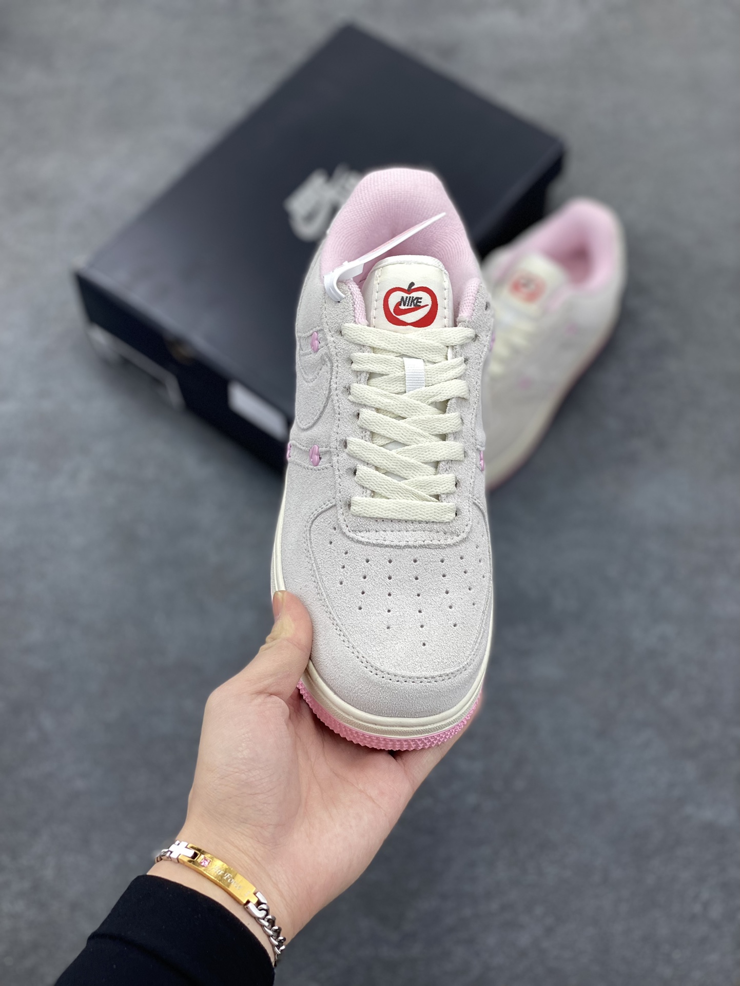 图片[2]-Nike Air Force 1 Low 空军一号低帮百搭休闲运动板鞋。柔软、弹性十足的缓震性能和出色的中底设计，横跨复古与现代的外型结合，造就出风靡全球三十多年的Force 1，直到今天还深受青睐。 货号：HV5992-111 尺码：36 36.5 37.5 38 38.5 39 40 40.5 41 42 42.5 43 44 44.5 45-选品中心