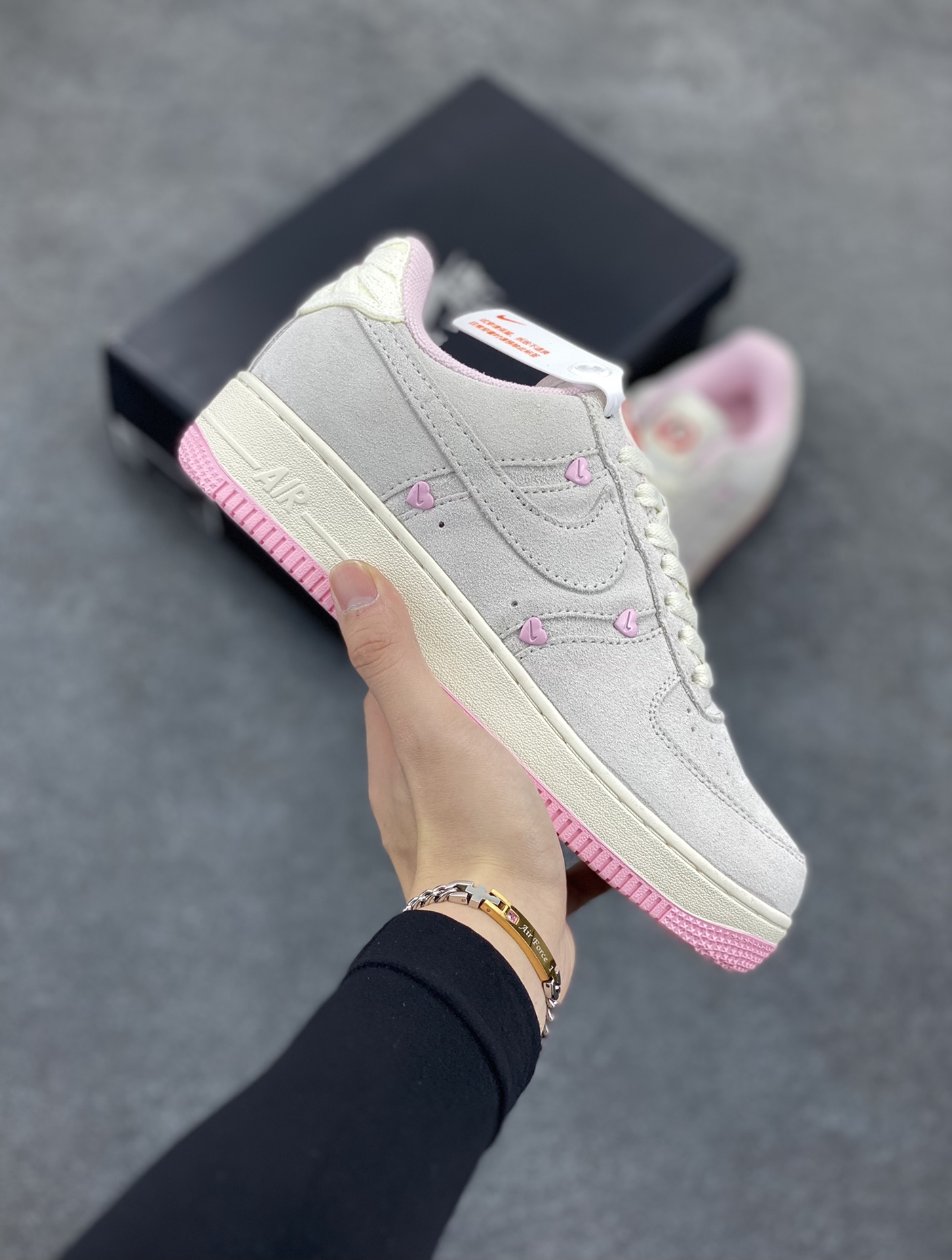 Nike Air Force 1 Low 空军一号低帮百搭休闲运动板鞋。柔软、弹性十足的缓震性能和出色的中底设计,横跨复古与现代的外型结合,造就出风靡全球三十多年的Force 1,直到今天还深受青睐。 货号:HV5992-111 尺码:36 36.5 37.5 38 38.5 39 40 40.5 41 42 42.5 43 44 44.5 45-选品中心