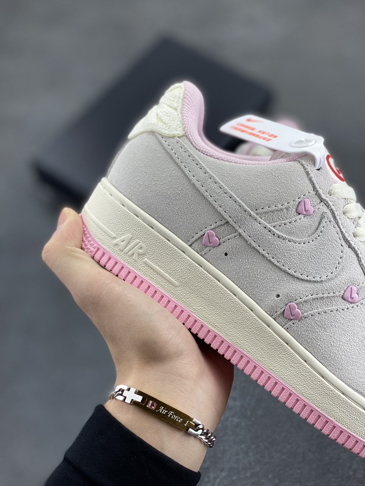 图片[6]-Nike Air Force 1 Low 空军一号低帮百搭休闲运动板鞋。柔软、弹性十足的缓震性能和出色的中底设计，横跨复古与现代的外型结合，造就出风靡全球三十多年的Force 1，直到今天还深受青睐。 货号：HV5992-111 尺码：36 36.5 37.5 38 38.5 39 40 40.5 41 42 42.5 43 44 44.5 45-选品中心