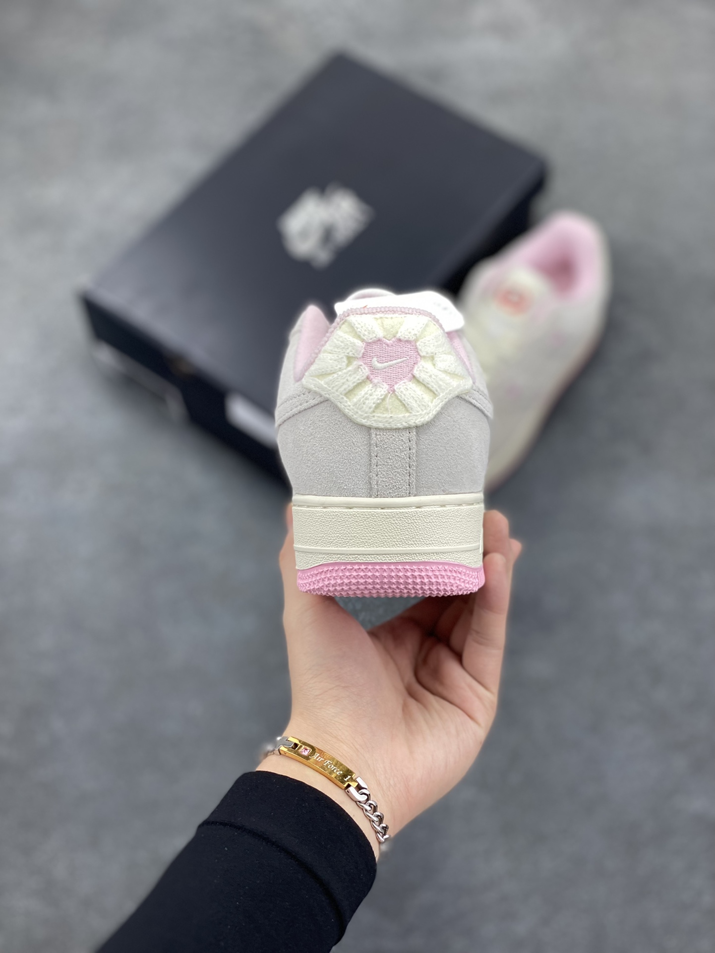 图片[4]-Nike Air Force 1 Low 空军一号低帮百搭休闲运动板鞋。柔软、弹性十足的缓震性能和出色的中底设计，横跨复古与现代的外型结合，造就出风靡全球三十多年的Force 1，直到今天还深受青睐。 货号：HV5992-111 尺码：36 36.5 37.5 38 38.5 39 40 40.5 41 42 42.5 43 44 44.5 45-选品中心