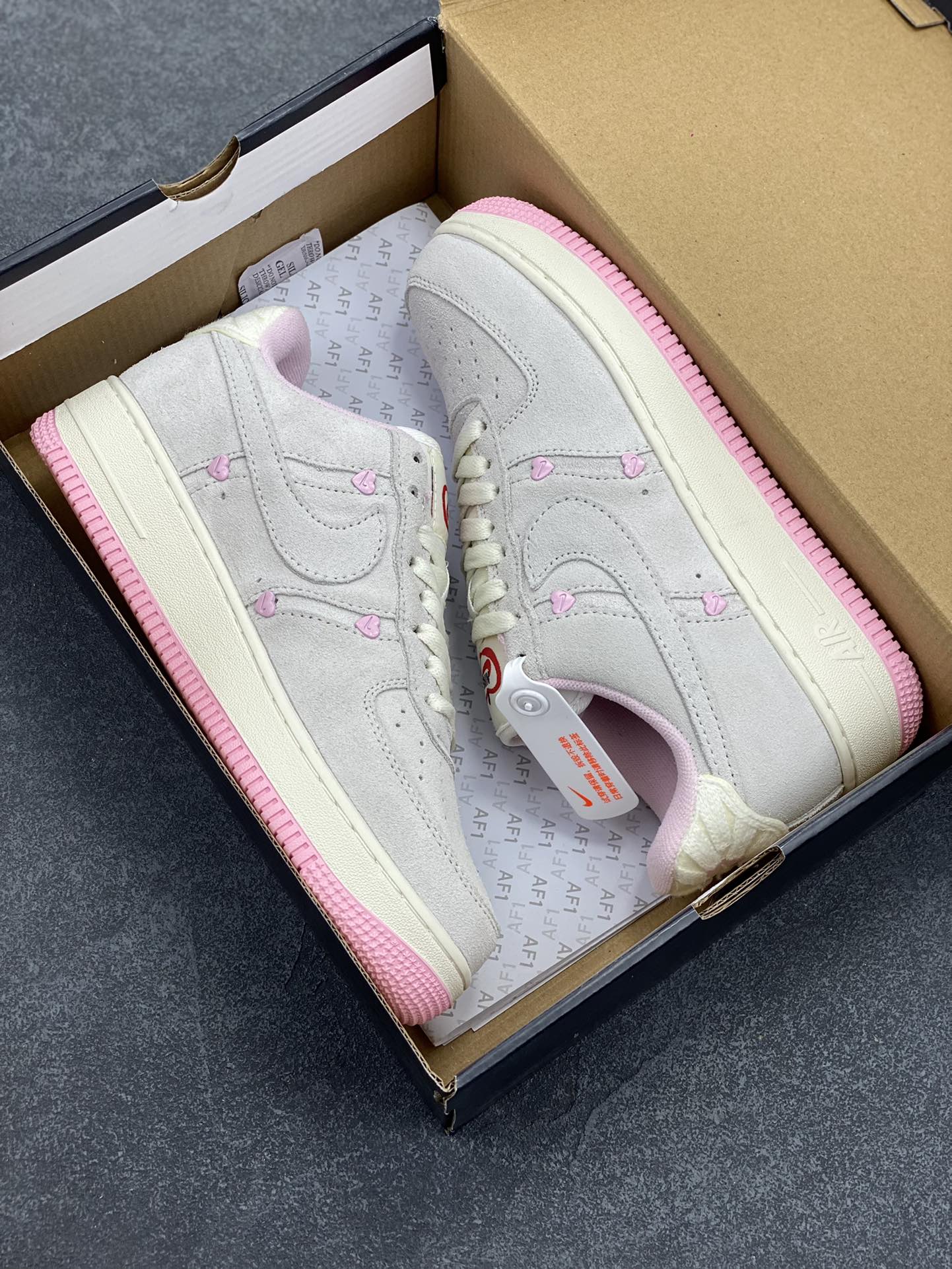 图片[9]-Nike Air Force 1 Low 空军一号低帮百搭休闲运动板鞋。柔软、弹性十足的缓震性能和出色的中底设计，横跨复古与现代的外型结合，造就出风靡全球三十多年的Force 1，直到今天还深受青睐。 货号：HV5992-111 尺码：36 36.5 37.5 38 38.5 39 40 40.5 41 42 42.5 43 44 44.5 45-选品中心