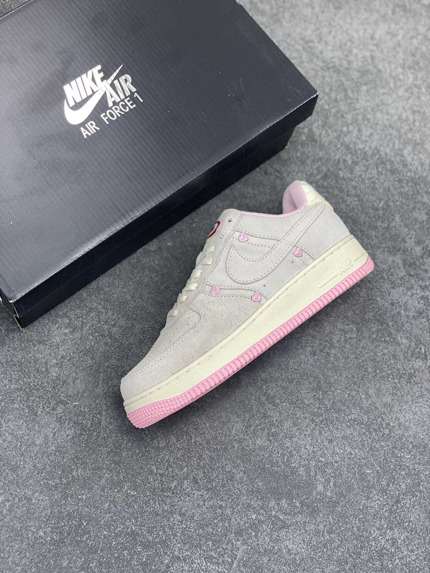图片[7]-Nike Air Force 1 Low 空军一号低帮百搭休闲运动板鞋。柔软、弹性十足的缓震性能和出色的中底设计，横跨复古与现代的外型结合，造就出风靡全球三十多年的Force 1，直到今天还深受青睐。 货号：HV5992-111 尺码：36 36.5 37.5 38 38.5 39 40 40.5 41 42 42.5 43 44 44.5 45-选品中心