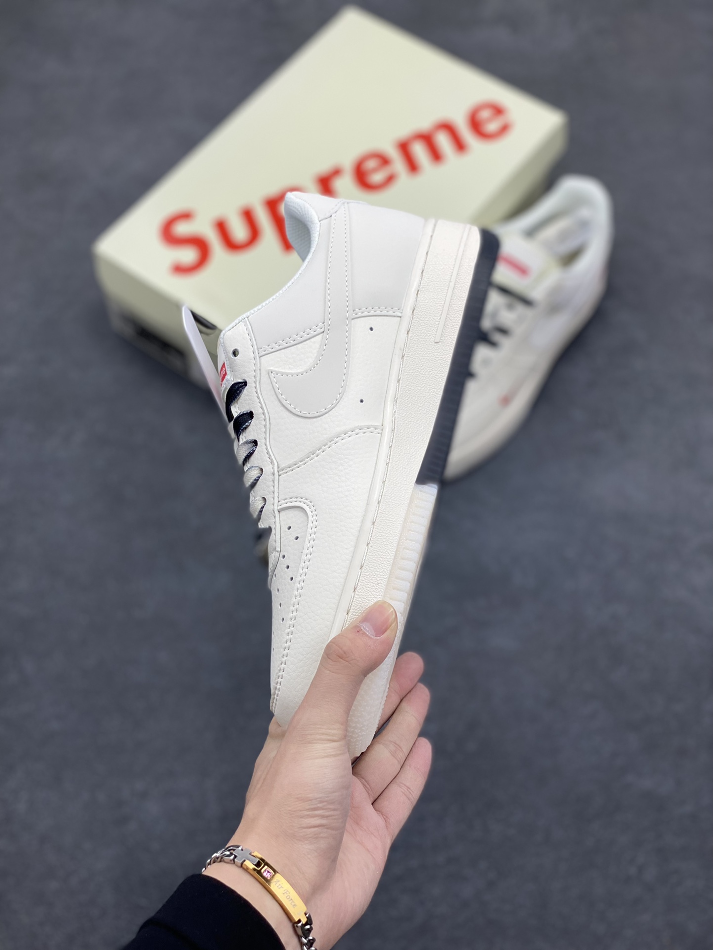 图片[3]-NIke Air Force 1 \’07 Low “Supreme联名–米白双色底”空军一号 低帮 运动鞋 休闲鞋 折边针车 工艺难度大 原楦头原纸板 原装鞋盒 定制五金配件 内置全掌气垫 原厂鞋底 货号：XZ6188-017 尺码：36 36.5 37.5 38 38.5 39 40 40.5 41 42 42.5 43 44 44.5 45-选品中心