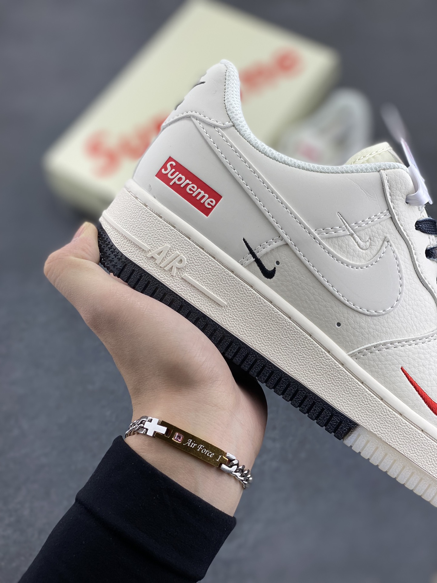 图片[6]-NIke Air Force 1 \’07 Low “Supreme联名–米白双色底”空军一号 低帮 运动鞋 休闲鞋 折边针车 工艺难度大 原楦头原纸板 原装鞋盒 定制五金配件 内置全掌气垫 原厂鞋底 货号：XZ6188-017 尺码：36 36.5 37.5 38 38.5 39 40 40.5 41 42 42.5 43 44 44.5 45-选品中心