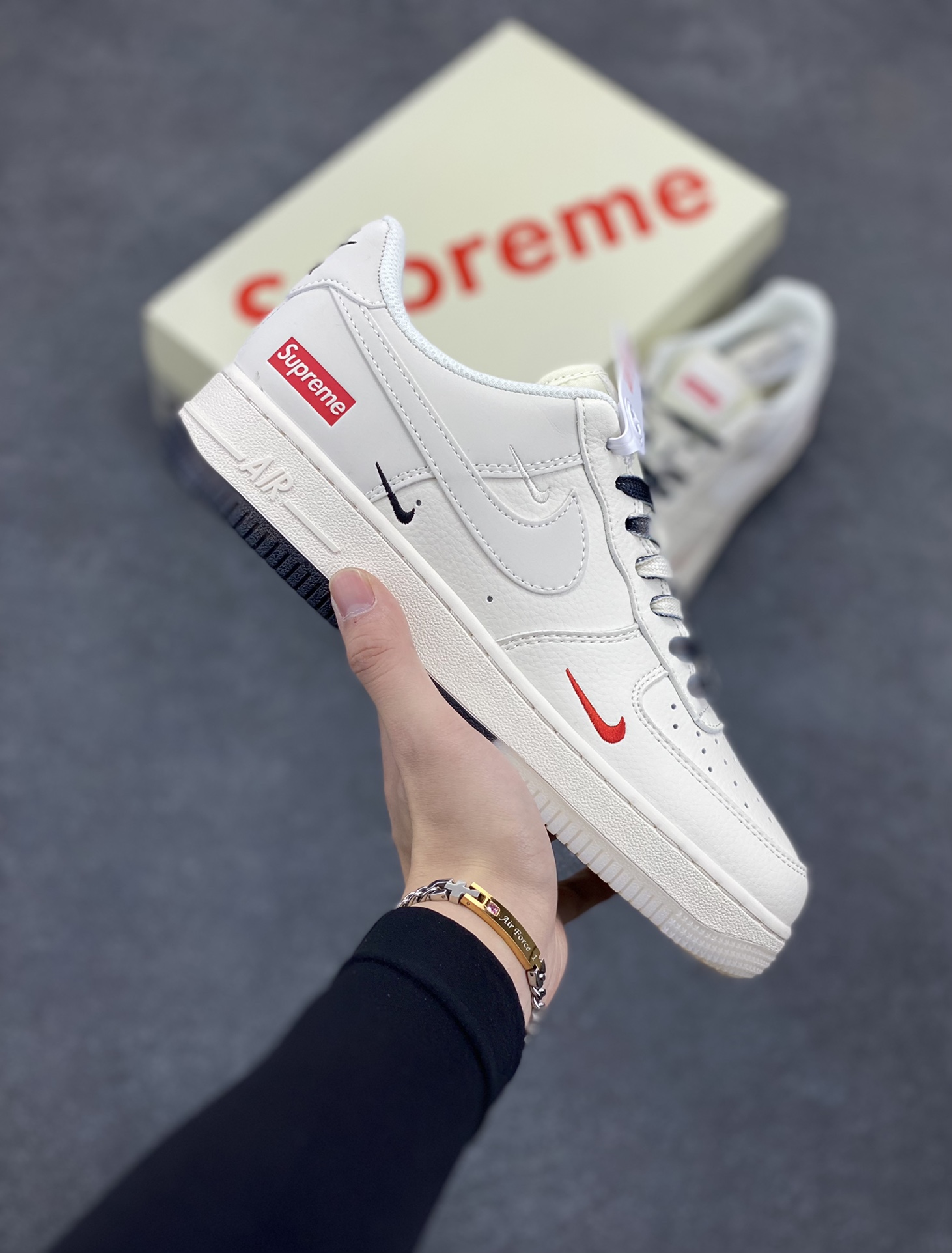 NIke Air Force 1 \'07 Low “Supreme联名--米白双色底”空军一号 低帮 运动鞋 休闲鞋 折边针车 工艺难度大 原楦头原纸板 原装鞋盒 定制五金配件 内置全掌气垫 原厂鞋底 货号：XZ6188-017 尺码：36 36.5 37.5 38 38.5 39 40 40.5 41 42 42.5 43 44 44.5 45-选品中心