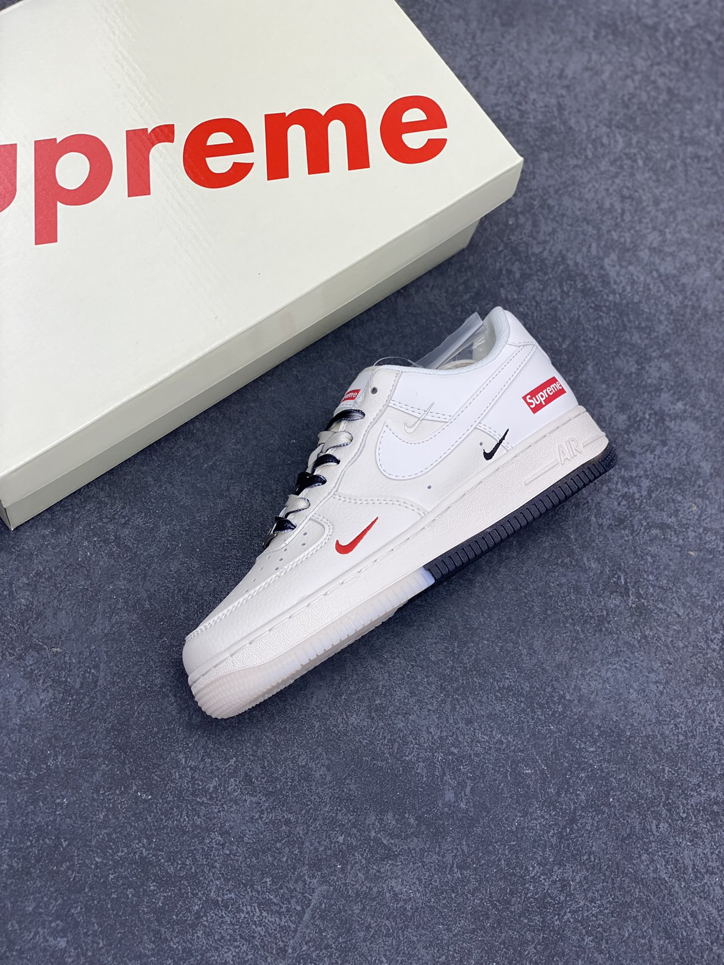 图片[7]-NIke Air Force 1 \’07 Low “Supreme联名–米白双色底”空军一号 低帮 运动鞋 休闲鞋 折边针车 工艺难度大 原楦头原纸板 原装鞋盒 定制五金配件 内置全掌气垫 原厂鞋底 货号：XZ6188-017 尺码：36 36.5 37.5 38 38.5 39 40 40.5 41 42 42.5 43 44 44.5 45-选品中心