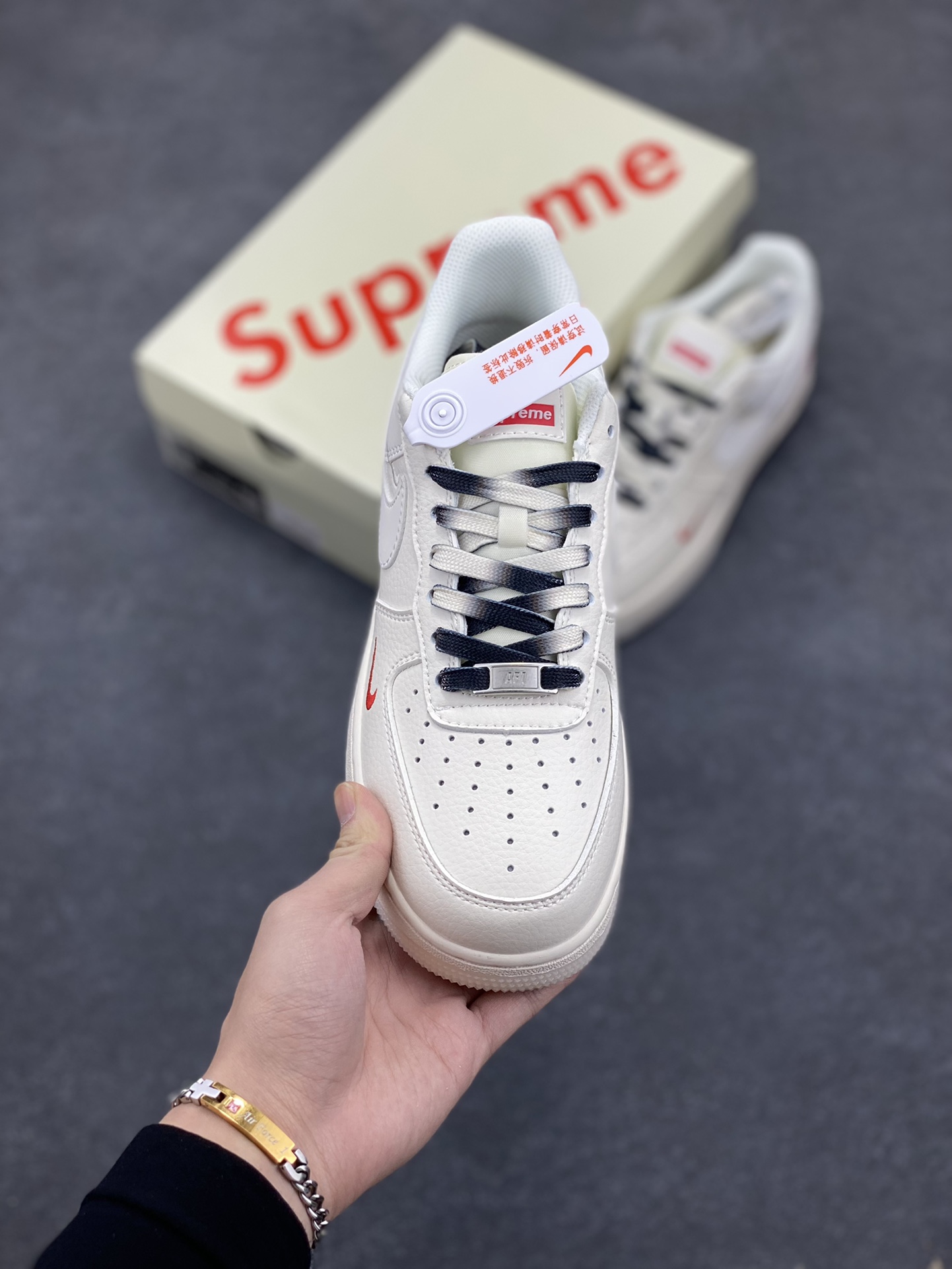 图片[2]-NIke Air Force 1 \’07 Low “Supreme联名–米白双色底”空军一号 低帮 运动鞋 休闲鞋 折边针车 工艺难度大 原楦头原纸板 原装鞋盒 定制五金配件 内置全掌气垫 原厂鞋底 货号：XZ6188-017 尺码：36 36.5 37.5 38 38.5 39 40 40.5 41 42 42.5 43 44 44.5 45-选品中心