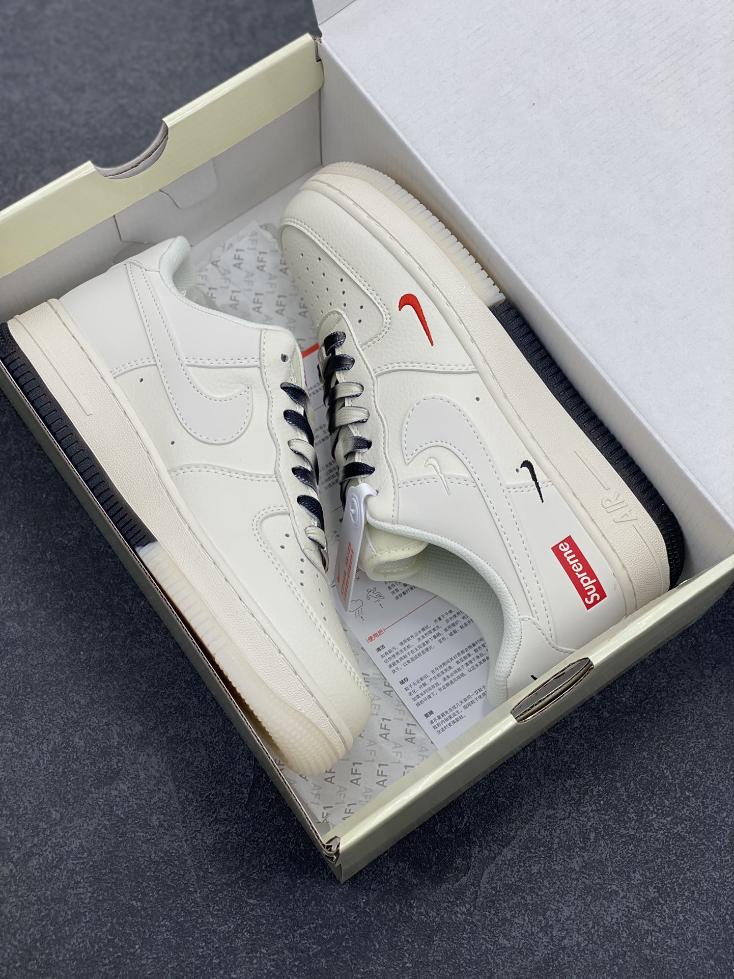 图片[9]-NIke Air Force 1 \’07 Low “Supreme联名–米白双色底”空军一号 低帮 运动鞋 休闲鞋 折边针车 工艺难度大 原楦头原纸板 原装鞋盒 定制五金配件 内置全掌气垫 原厂鞋底 货号：XZ6188-017 尺码：36 36.5 37.5 38 38.5 39 40 40.5 41 42 42.5 43 44 44.5 45-选品中心