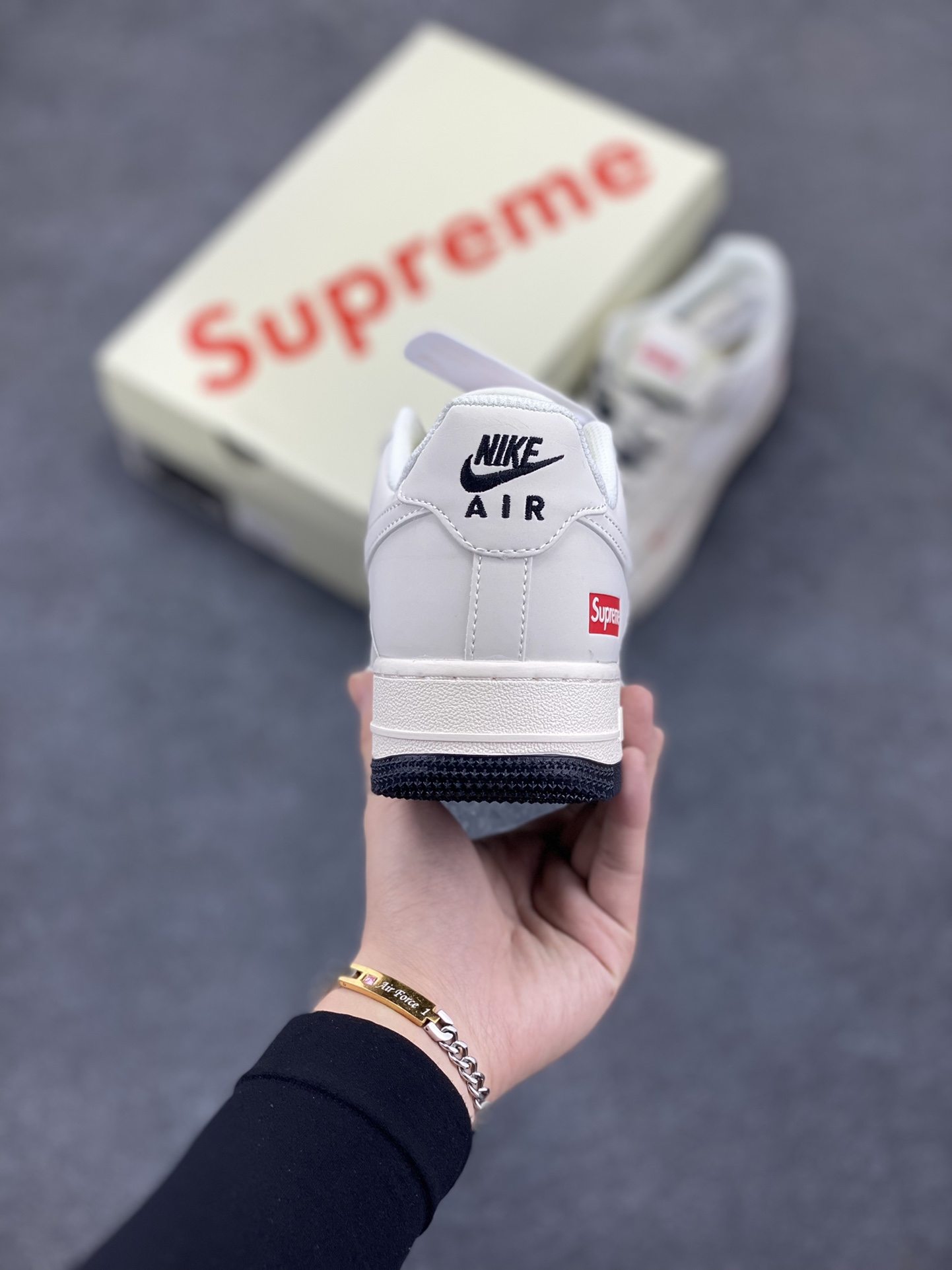 图片[4]-NIke Air Force 1 \’07 Low “Supreme联名–米白双色底”空军一号 低帮 运动鞋 休闲鞋 折边针车 工艺难度大 原楦头原纸板 原装鞋盒 定制五金配件 内置全掌气垫 原厂鞋底 货号：XZ6188-017 尺码：36 36.5 37.5 38 38.5 39 40 40.5 41 42 42.5 43 44 44.5 45-选品中心