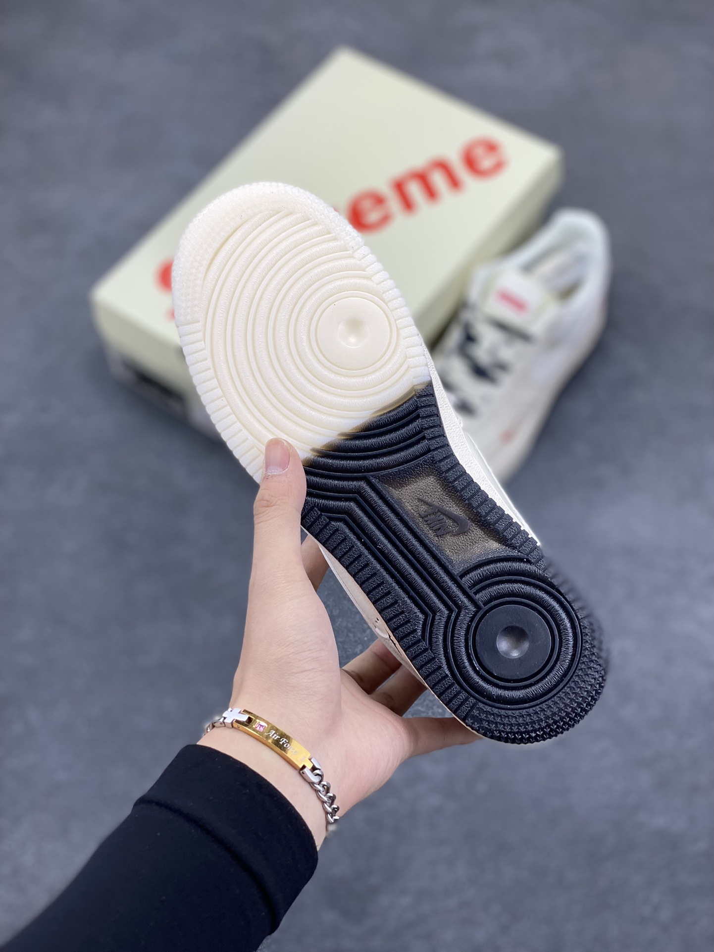 图片[5]-NIke Air Force 1 \’07 Low “Supreme联名–米白双色底”空军一号 低帮 运动鞋 休闲鞋 折边针车 工艺难度大 原楦头原纸板 原装鞋盒 定制五金配件 内置全掌气垫 原厂鞋底 货号：XZ6188-017 尺码：36 36.5 37.5 38 38.5 39 40 40.5 41 42 42.5 43 44 44.5 45-选品中心