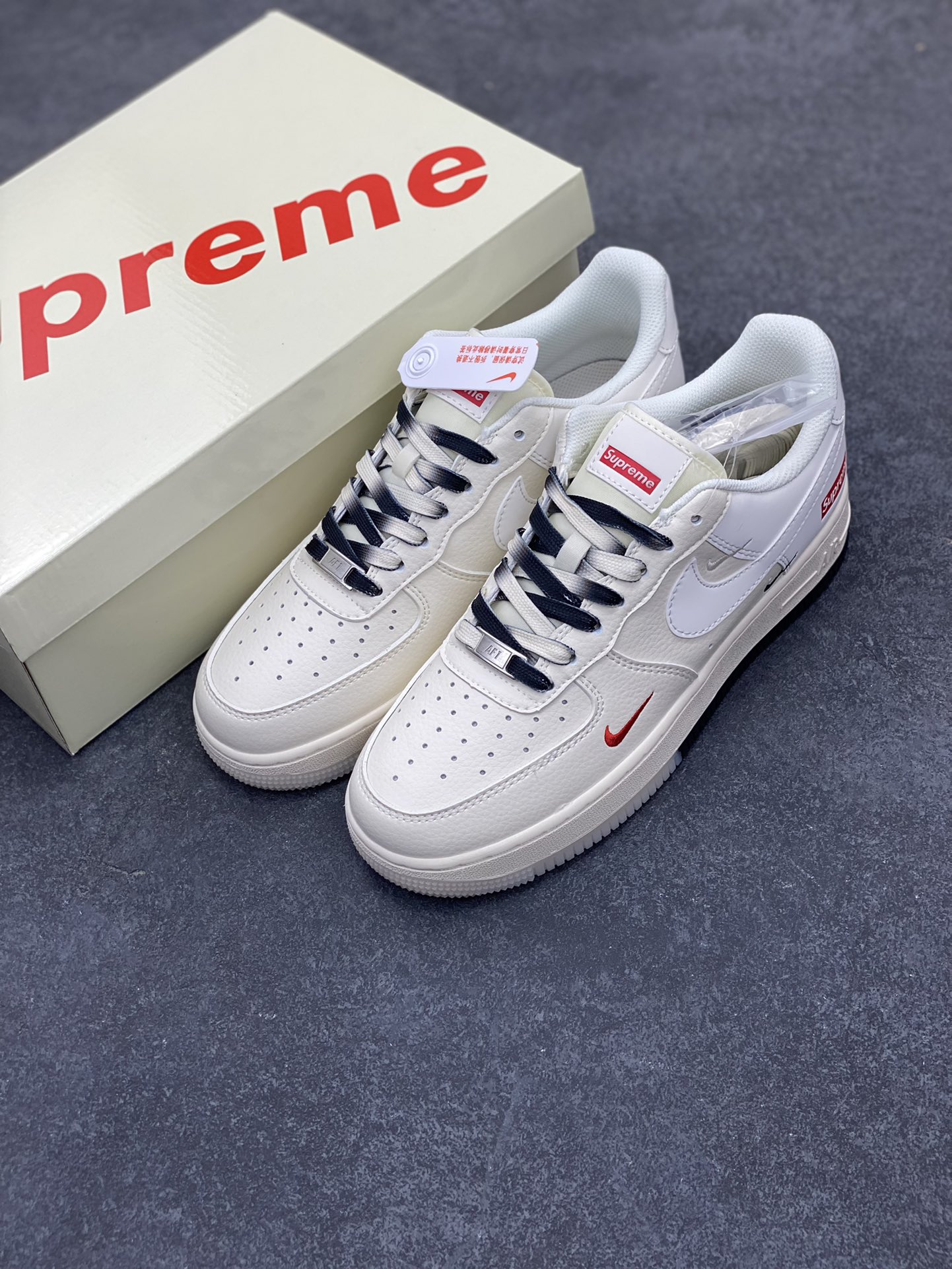 图片[8]-NIke Air Force 1 \’07 Low “Supreme联名–米白双色底”空军一号 低帮 运动鞋 休闲鞋 折边针车 工艺难度大 原楦头原纸板 原装鞋盒 定制五金配件 内置全掌气垫 原厂鞋底 货号：XZ6188-017 尺码：36 36.5 37.5 38 38.5 39 40 40.5 41 42 42.5 43 44 44.5 45-选品中心
