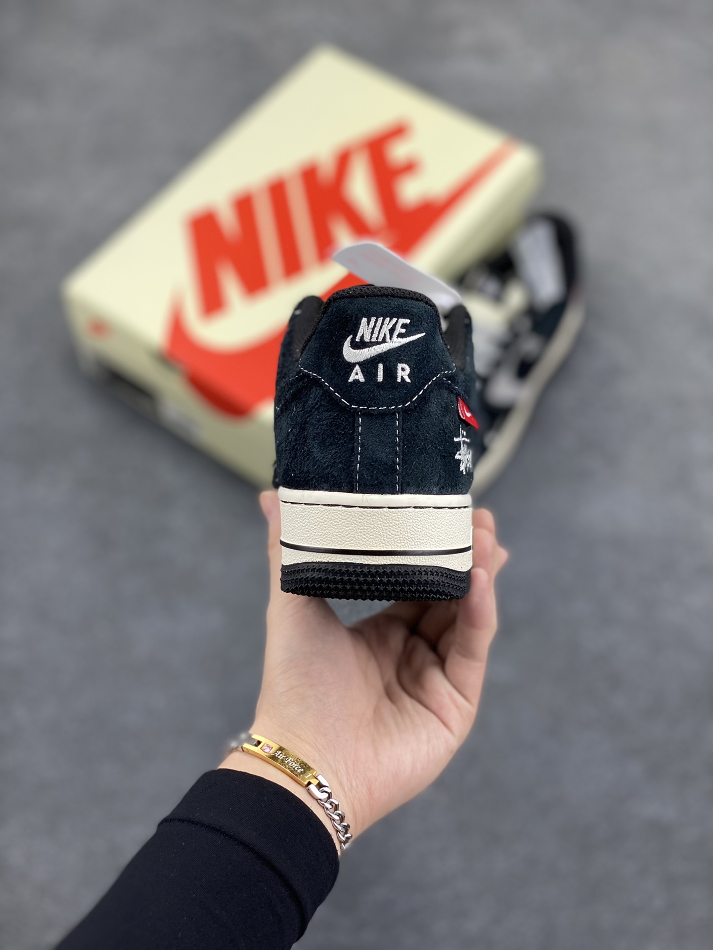 图片[4]-NIke Air Force 1 \’07 Low “斯图西联名–黑灰双色底”空军一号 低帮 运动鞋 休闲鞋 折边针车 工艺难度大 原楦头原纸板 原装鞋盒 定制五金配件 内置全掌气垫 原厂鞋底 货号：SJ6698-017 尺码：36 36.5 37.5 38 38.5 39 40 40.5 41 42 42.5 43 44 44.5 45-选品中心