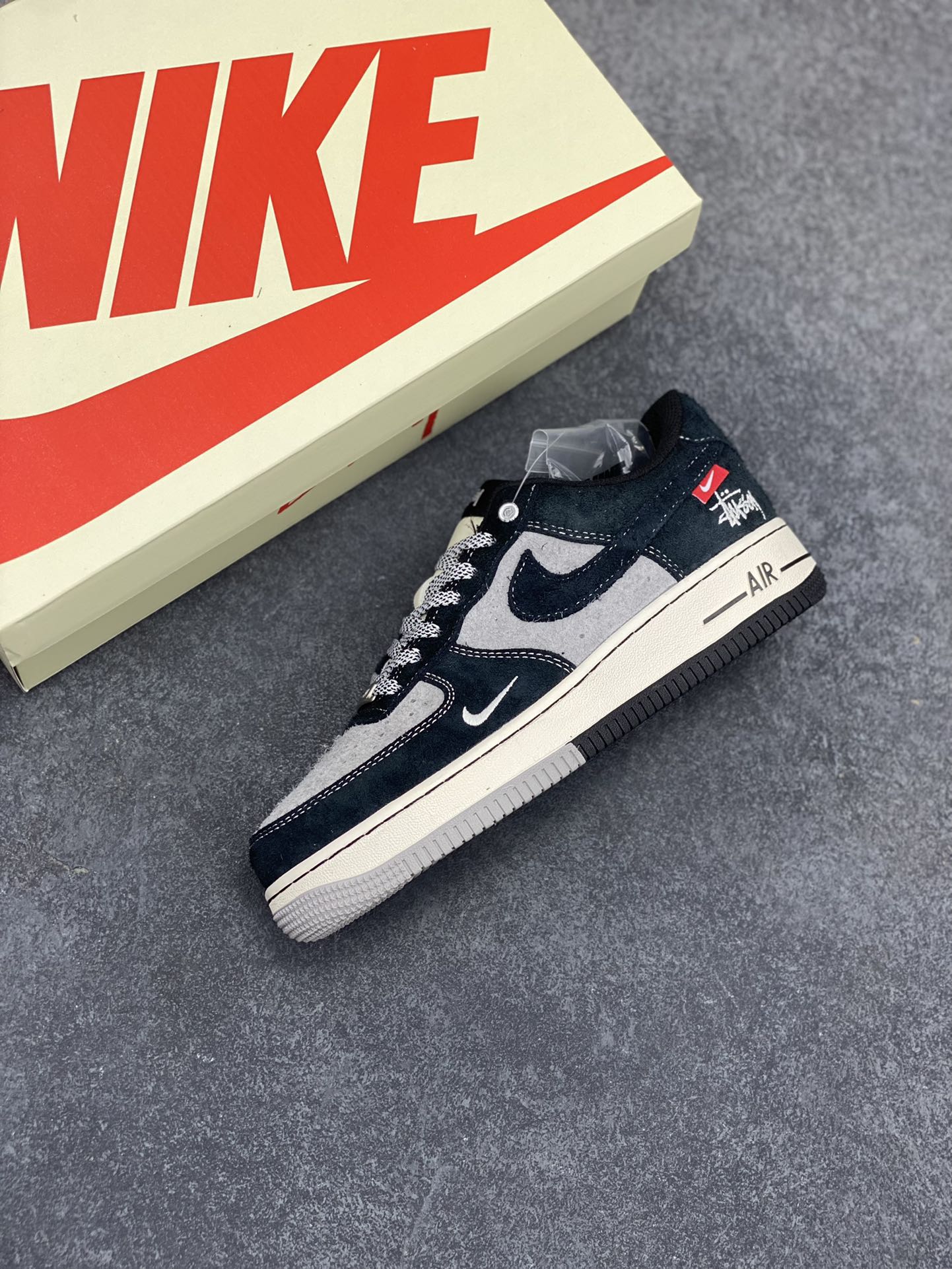 图片[7]-NIke Air Force 1 \’07 Low “斯图西联名–黑灰双色底”空军一号 低帮 运动鞋 休闲鞋 折边针车 工艺难度大 原楦头原纸板 原装鞋盒 定制五金配件 内置全掌气垫 原厂鞋底 货号：SJ6698-017 尺码：36 36.5 37.5 38 38.5 39 40 40.5 41 42 42.5 43 44 44.5 45-选品中心