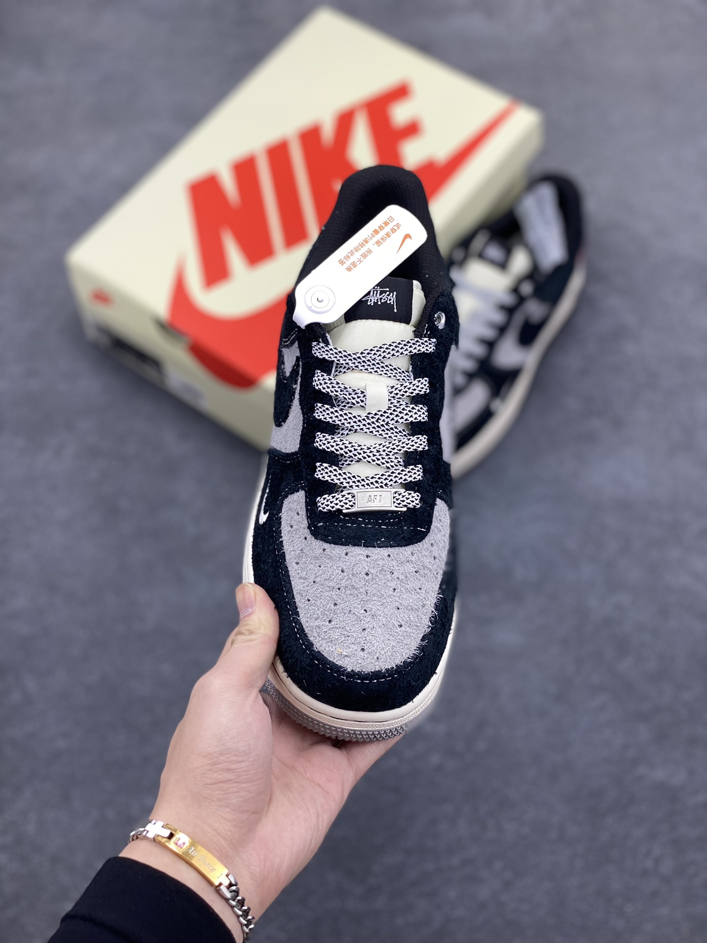 图片[2]-NIke Air Force 1 \’07 Low “斯图西联名–黑灰双色底”空军一号 低帮 运动鞋 休闲鞋 折边针车 工艺难度大 原楦头原纸板 原装鞋盒 定制五金配件 内置全掌气垫 原厂鞋底 货号：SJ6698-017 尺码：36 36.5 37.5 38 38.5 39 40 40.5 41 42 42.5 43 44 44.5 45-选品中心