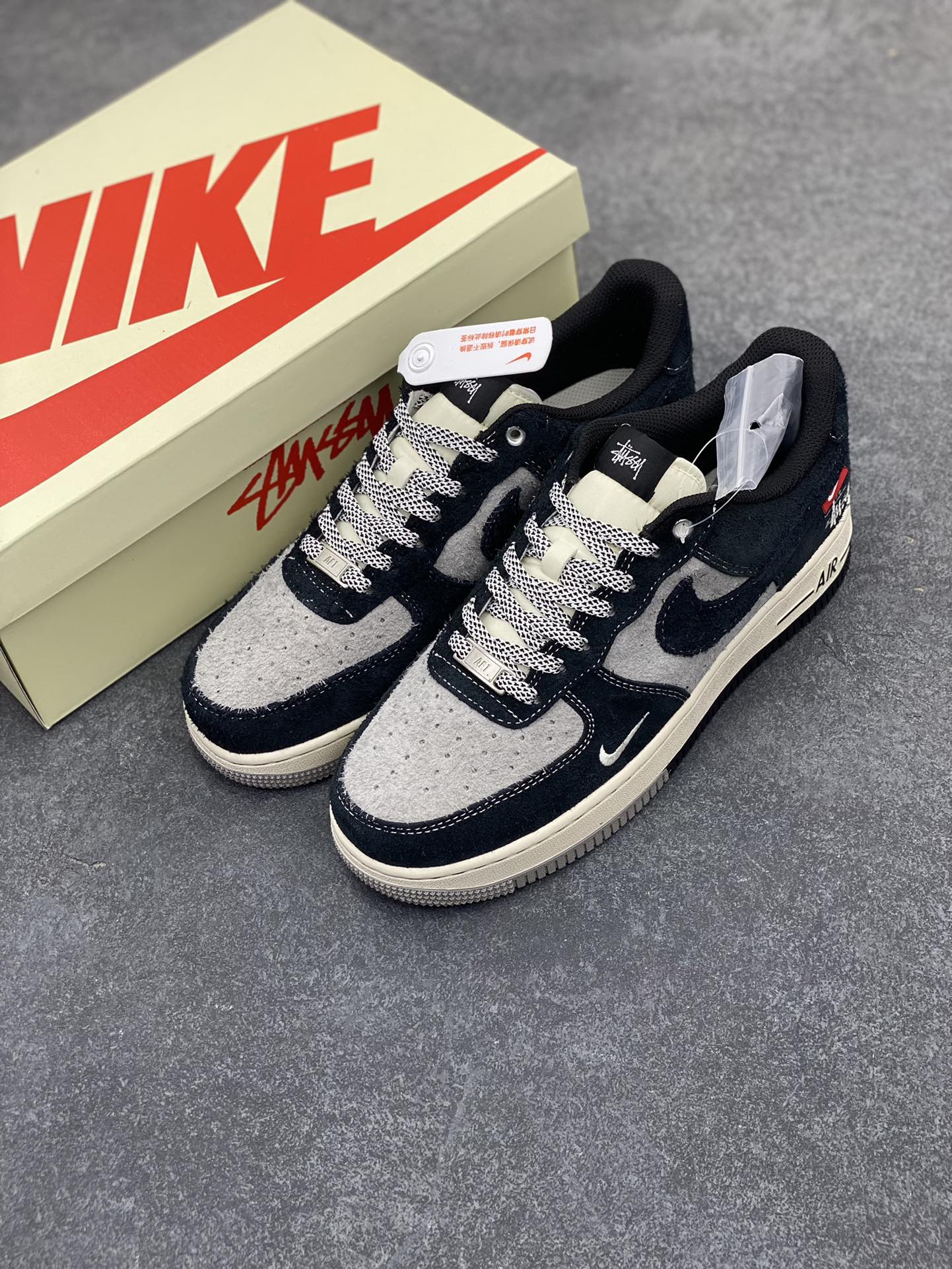 图片[8]-NIke Air Force 1 \’07 Low “斯图西联名–黑灰双色底”空军一号 低帮 运动鞋 休闲鞋 折边针车 工艺难度大 原楦头原纸板 原装鞋盒 定制五金配件 内置全掌气垫 原厂鞋底 货号：SJ6698-017 尺码：36 36.5 37.5 38 38.5 39 40 40.5 41 42 42.5 43 44 44.5 45-选品中心