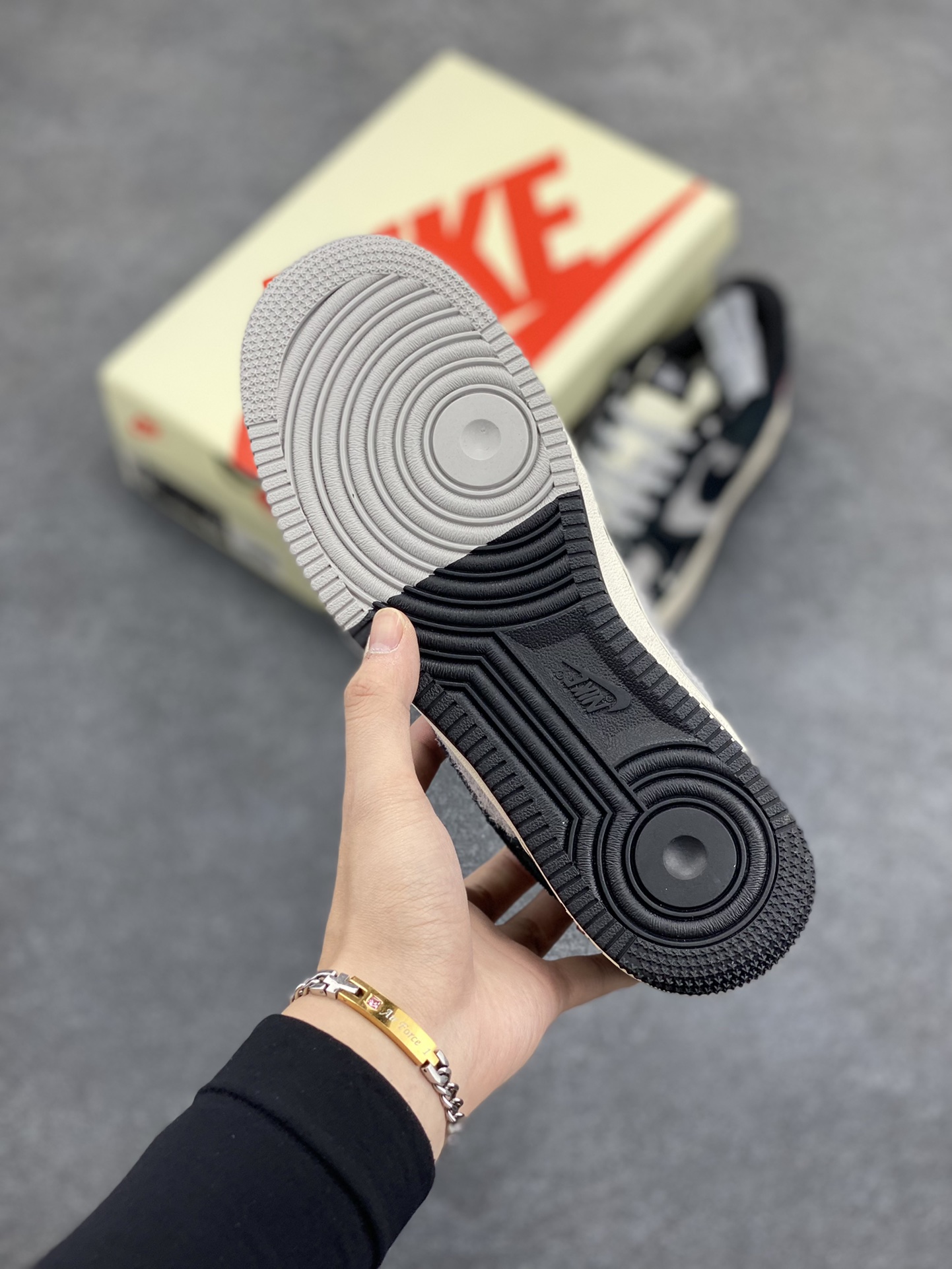 图片[5]-NIke Air Force 1 \’07 Low “斯图西联名–黑灰双色底”空军一号 低帮 运动鞋 休闲鞋 折边针车 工艺难度大 原楦头原纸板 原装鞋盒 定制五金配件 内置全掌气垫 原厂鞋底 货号：SJ6698-017 尺码：36 36.5 37.5 38 38.5 39 40 40.5 41 42 42.5 43 44 44.5 45-选品中心