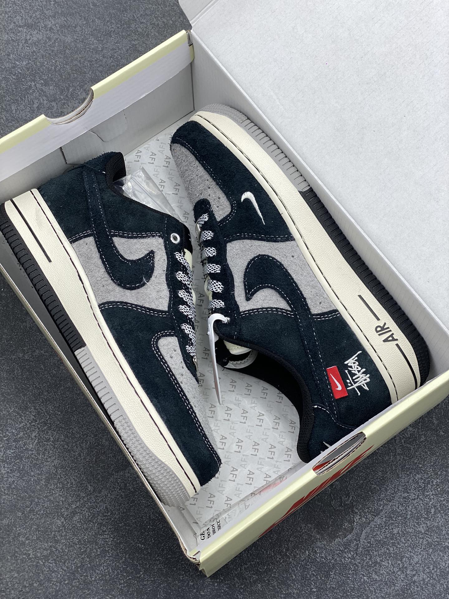 图片[9]-NIke Air Force 1 \’07 Low “斯图西联名–黑灰双色底”空军一号 低帮 运动鞋 休闲鞋 折边针车 工艺难度大 原楦头原纸板 原装鞋盒 定制五金配件 内置全掌气垫 原厂鞋底 货号：SJ6698-017 尺码：36 36.5 37.5 38 38.5 39 40 40.5 41 42 42.5 43 44 44.5 45-选品中心