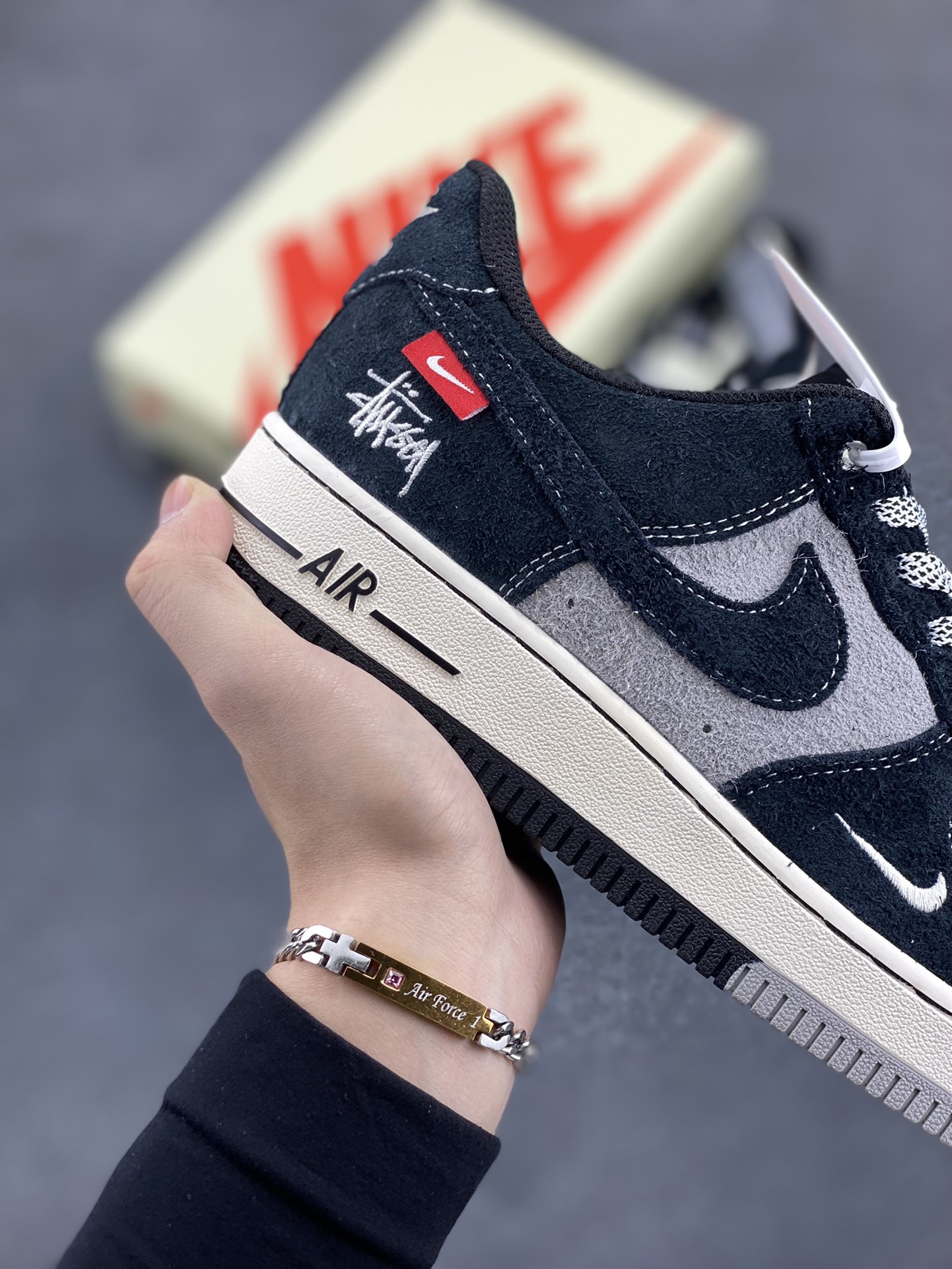 图片[6]-NIke Air Force 1 \’07 Low “斯图西联名–黑灰双色底”空军一号 低帮 运动鞋 休闲鞋 折边针车 工艺难度大 原楦头原纸板 原装鞋盒 定制五金配件 内置全掌气垫 原厂鞋底 货号：SJ6698-017 尺码：36 36.5 37.5 38 38.5 39 40 40.5 41 42 42.5 43 44 44.5 45-选品中心