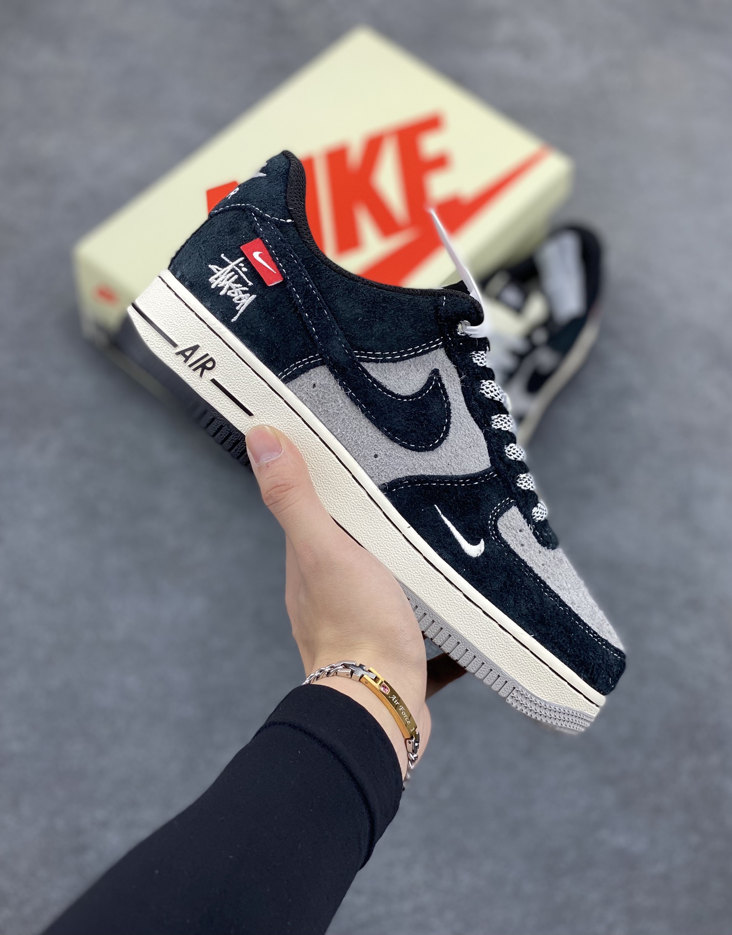 NIke Air Force 1 \’07 Low “斯图西联名–黑灰双色底”空军一号 低帮 运动鞋 休闲鞋 折边针车 工艺难度大 原楦头原纸板 原装鞋盒 定制五金配件 内置全掌气垫 原厂鞋底 货号:SJ6698-017 尺码:36 36.5 37.5 38 38.5 39 40 40.5 41 42 42.5 43 44 44.5 45-选品中心