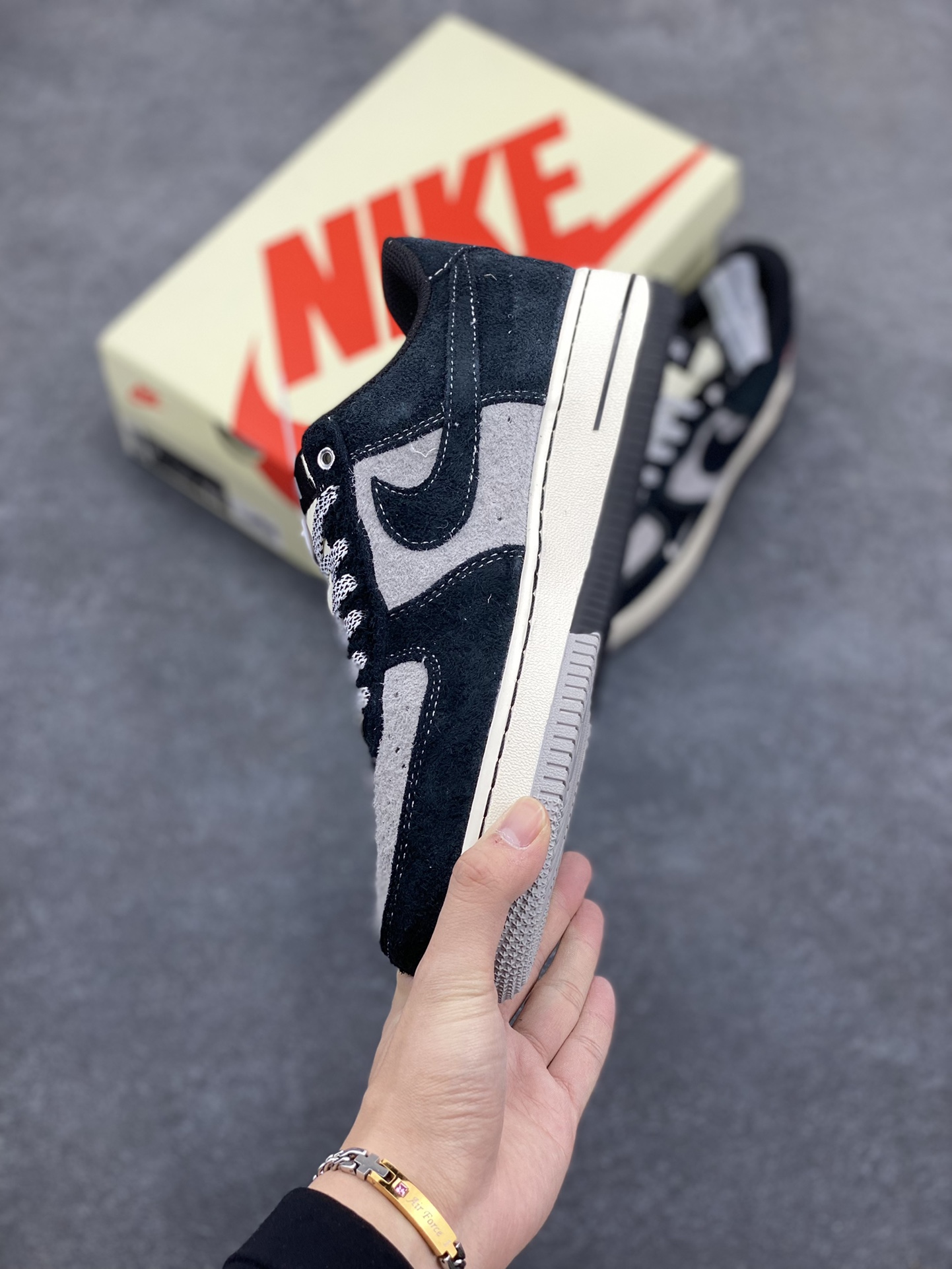 图片[3]-NIke Air Force 1 \’07 Low “斯图西联名–黑灰双色底”空军一号 低帮 运动鞋 休闲鞋 折边针车 工艺难度大 原楦头原纸板 原装鞋盒 定制五金配件 内置全掌气垫 原厂鞋底 货号：SJ6698-017 尺码：36 36.5 37.5 38 38.5 39 40 40.5 41 42 42.5 43 44 44.5 45-选品中心