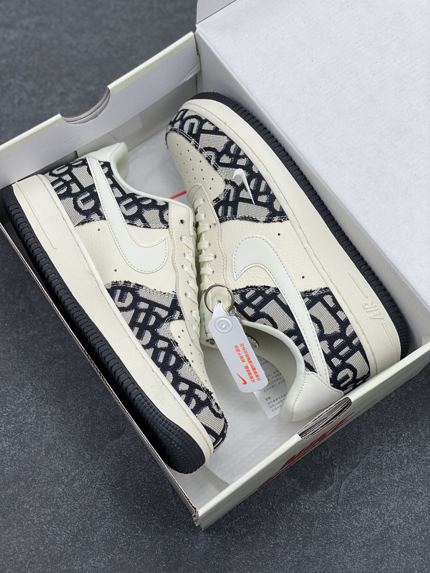 图片[9]-NIke Air Force 1 \’07 Low “迪奥联名——黑花纹”空军一号 低帮 运动鞋 休闲鞋 折边针车 工艺难度大 原楦头原纸板 原装鞋盒 定制五金配件 内置全掌气垫 原厂鞋底 货号：DF0188-028 尺码：36 36.5 37.5 38 38.5 39 40 40.5 41 42 42.5 43 44 44.5 45-选品中心