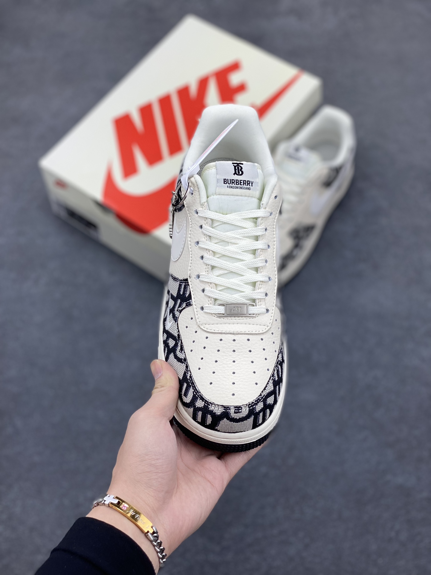 图片[2]-NIke Air Force 1 \’07 Low “迪奥联名——黑花纹”空军一号 低帮 运动鞋 休闲鞋 折边针车 工艺难度大 原楦头原纸板 原装鞋盒 定制五金配件 内置全掌气垫 原厂鞋底 货号：DF0188-028 尺码：36 36.5 37.5 38 38.5 39 40 40.5 41 42 42.5 43 44 44.5 45-选品中心